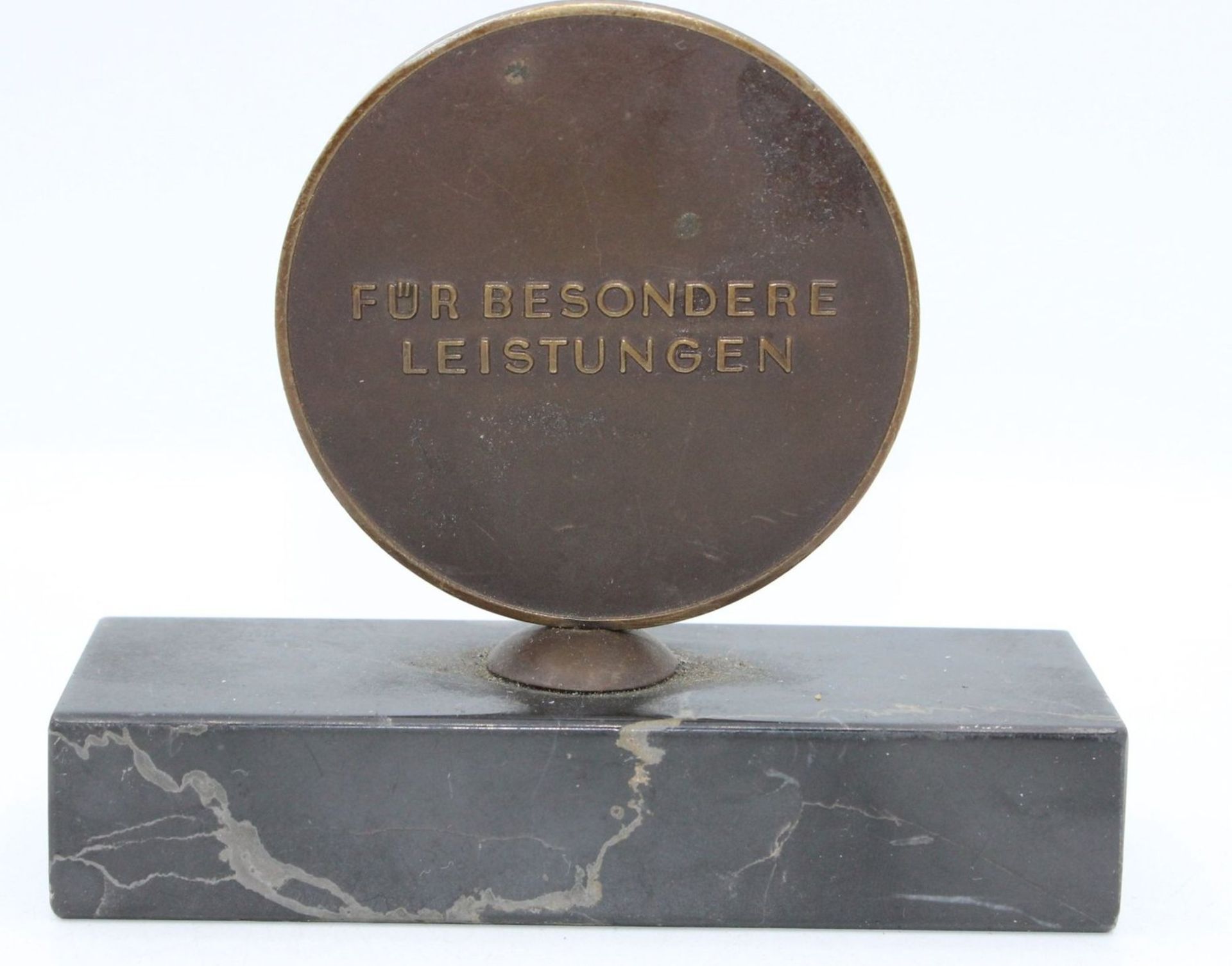Wasserwacht-Medaille des Bayerischen Roten Kreuzes, Bronze, um 1950, Marmorstand, H-8,5cm B-10cm. - Image 2 of 2