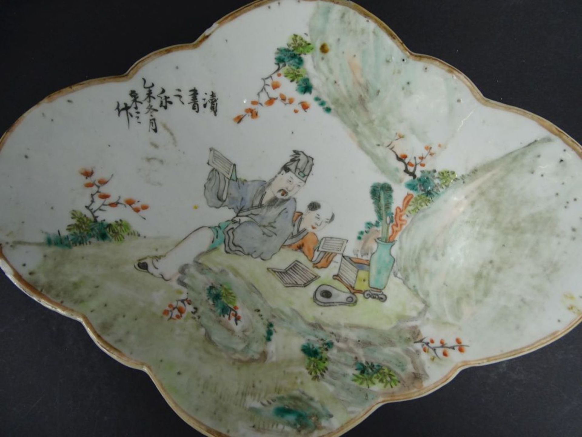 ovale China-Schale auf Standring, figürl. Dekor, H-4,5 cm, 27,5x20 cm, Alters-u. Gebrauchsspuren, - Image 2 of 6