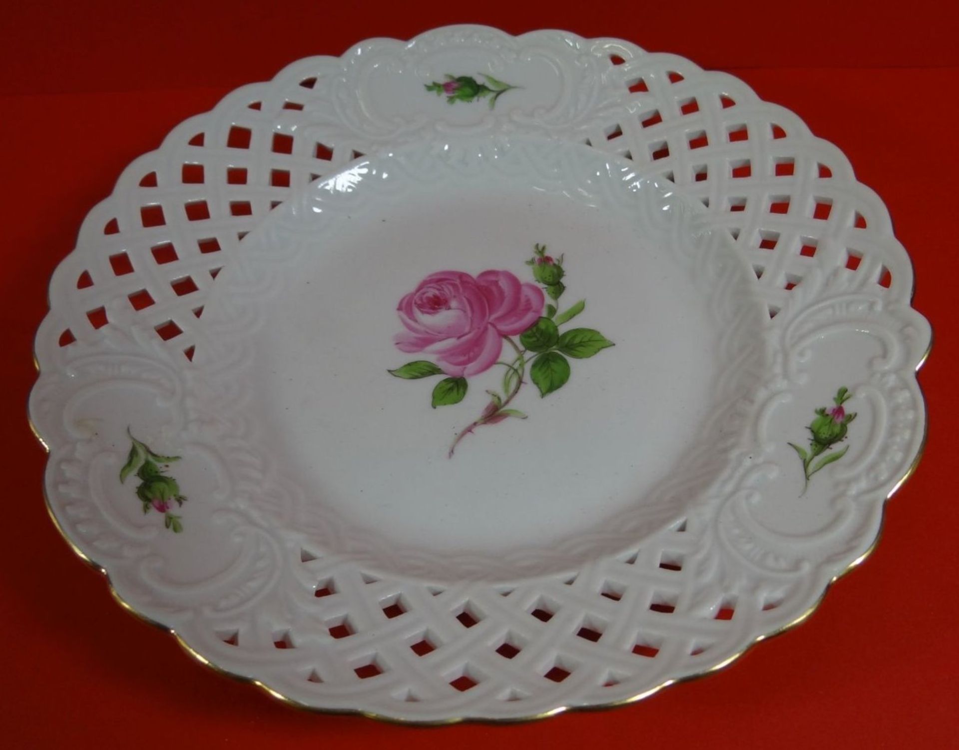 6x Teller mit Durchbruchrand "Meissen" Rote Rose, D-18 cm, Schwerter durchschliffen - Image 3 of 5