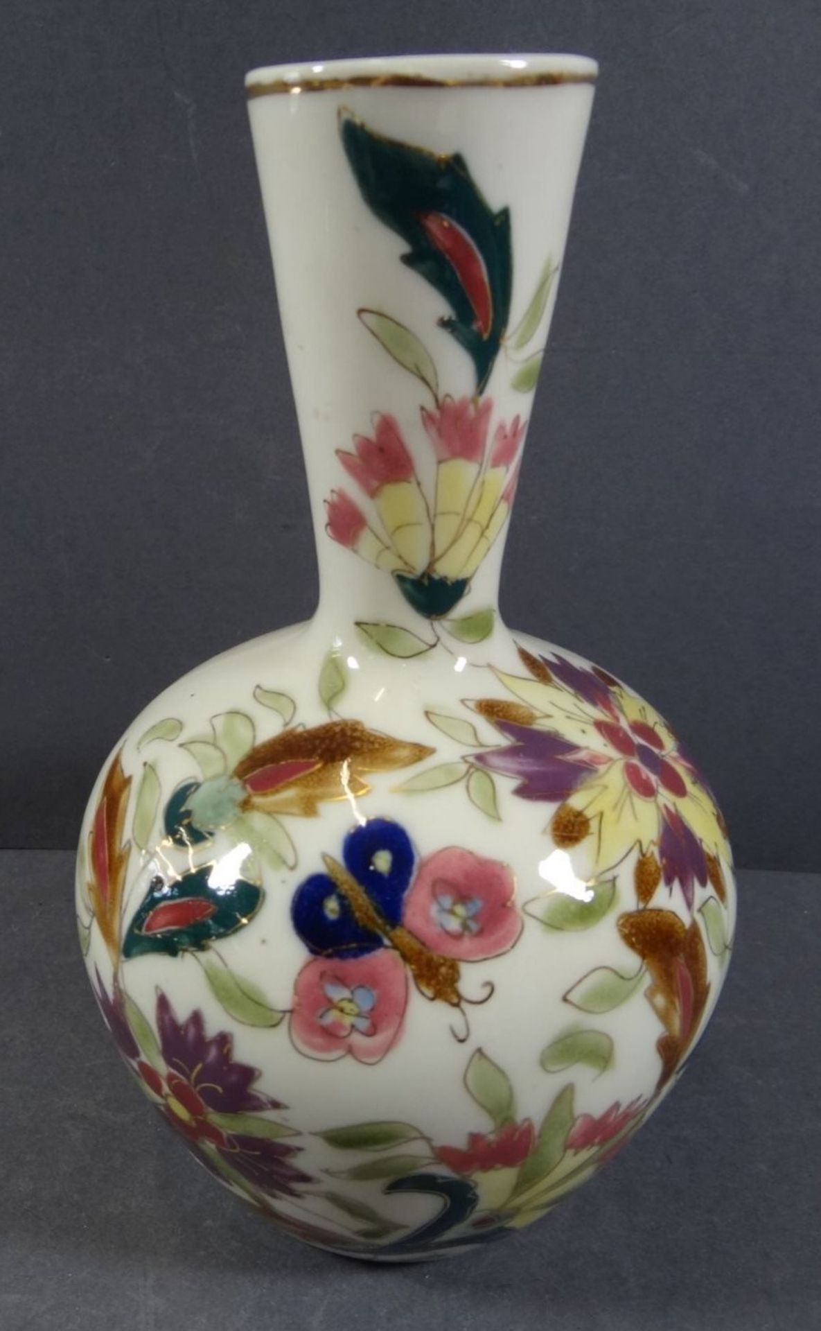 Majolika Vase mit Blumenbemalung, wohl Zsolnay, Pecs, H-20 cm