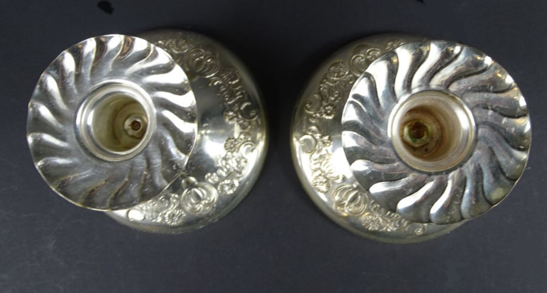 Paar Kerzenhalter, Primans, versilbert, H. 8,2 cm, d. 10 cm, kleine Kratzer vorhanden, - Image 3 of 4