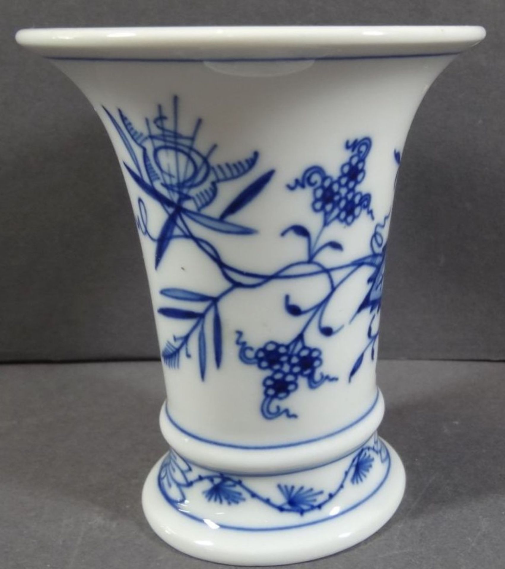 kl. Meissen Trichter-Vase, Zwiebelmuster, H-9,5 cm, 1.Wahl - Bild 3 aus 5