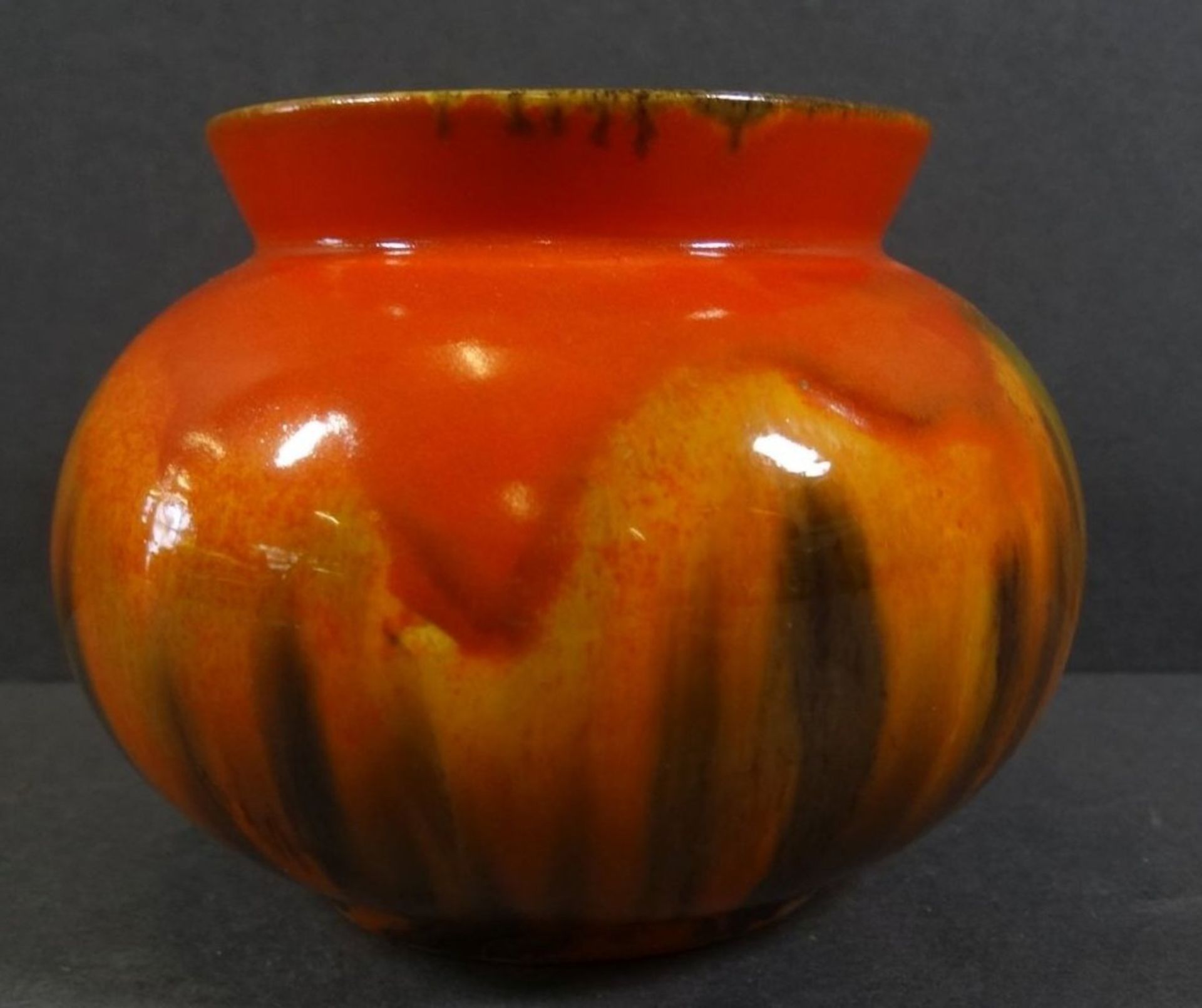 kl. Vase mit Laufglasur "Rosenthal", H-7 cm, D-9 cm, minimaler Farbabplatzer am Rand - Bild 3 aus 5