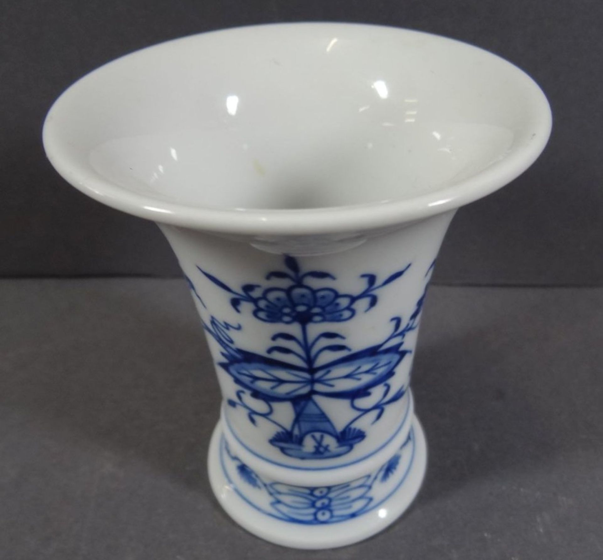 kl. Meissen Trichter-Vase, Zwiebelmuster, H-9,5 cm, 1.Wahl - Bild 4 aus 5