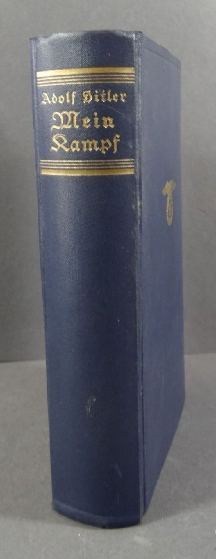 A.Hitler "Mein Kampf" 1933, blaue Ausgabe, gut erhalten, mehrfach gestempelt "preuss. Amtsgericht