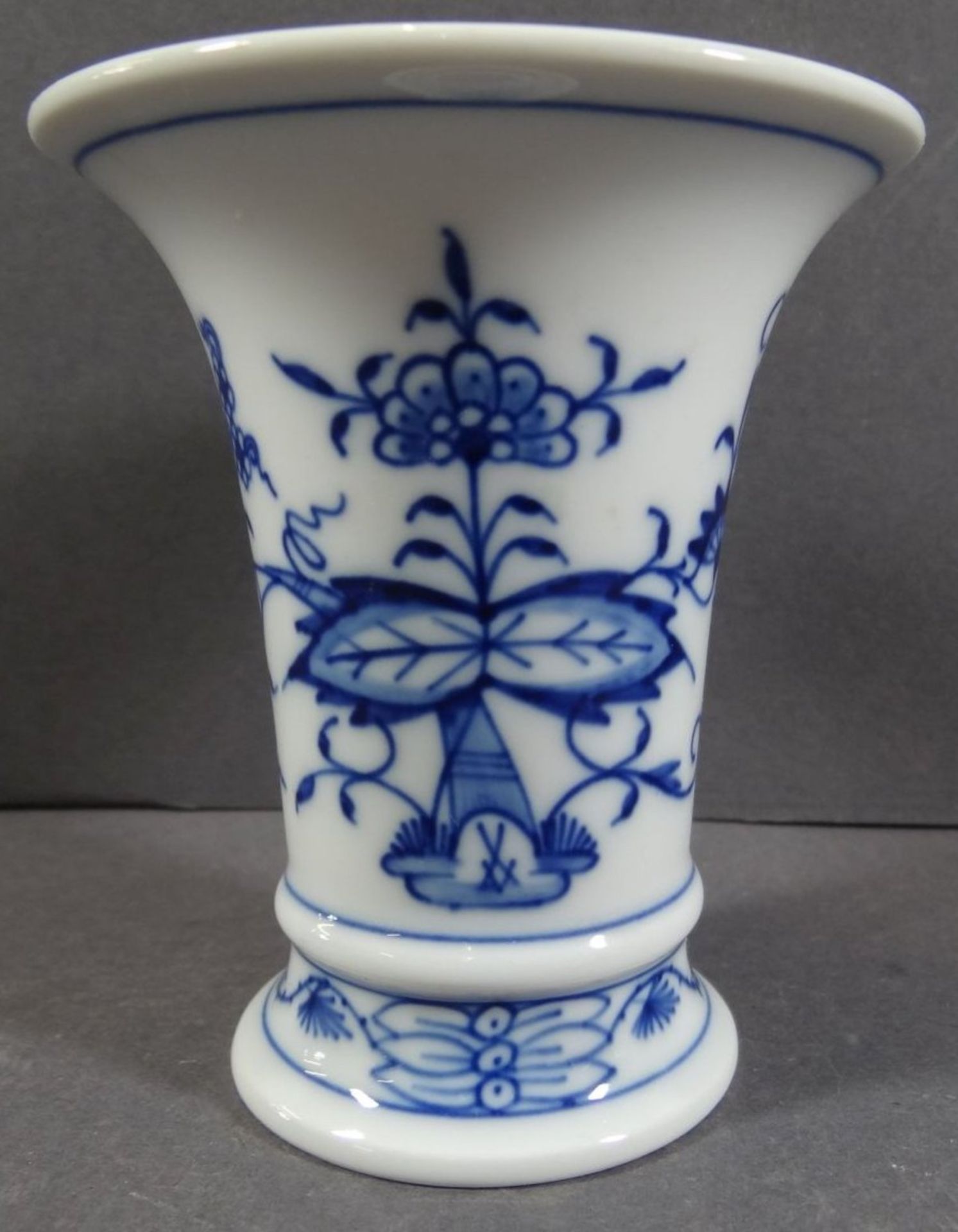 kl. Meissen Trichter-Vase, Zwiebelmuster, H-9,5 cm, 1.Wahl