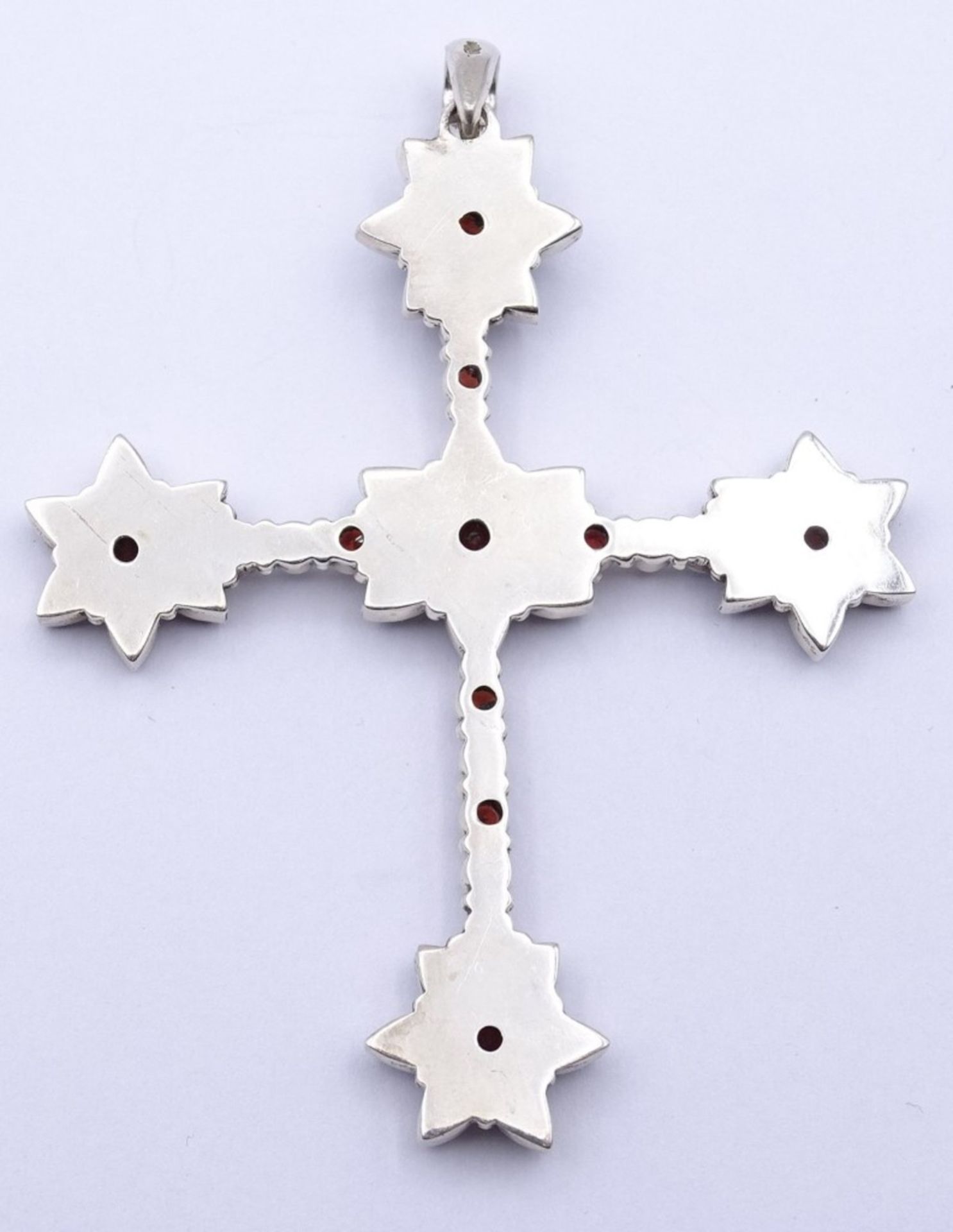 Großes Brustkreuz in Silber, mit rund facc. Granate und 38 Mondsteinen, L- 8,4 cm, 12,7 g. - Image 4 of 4