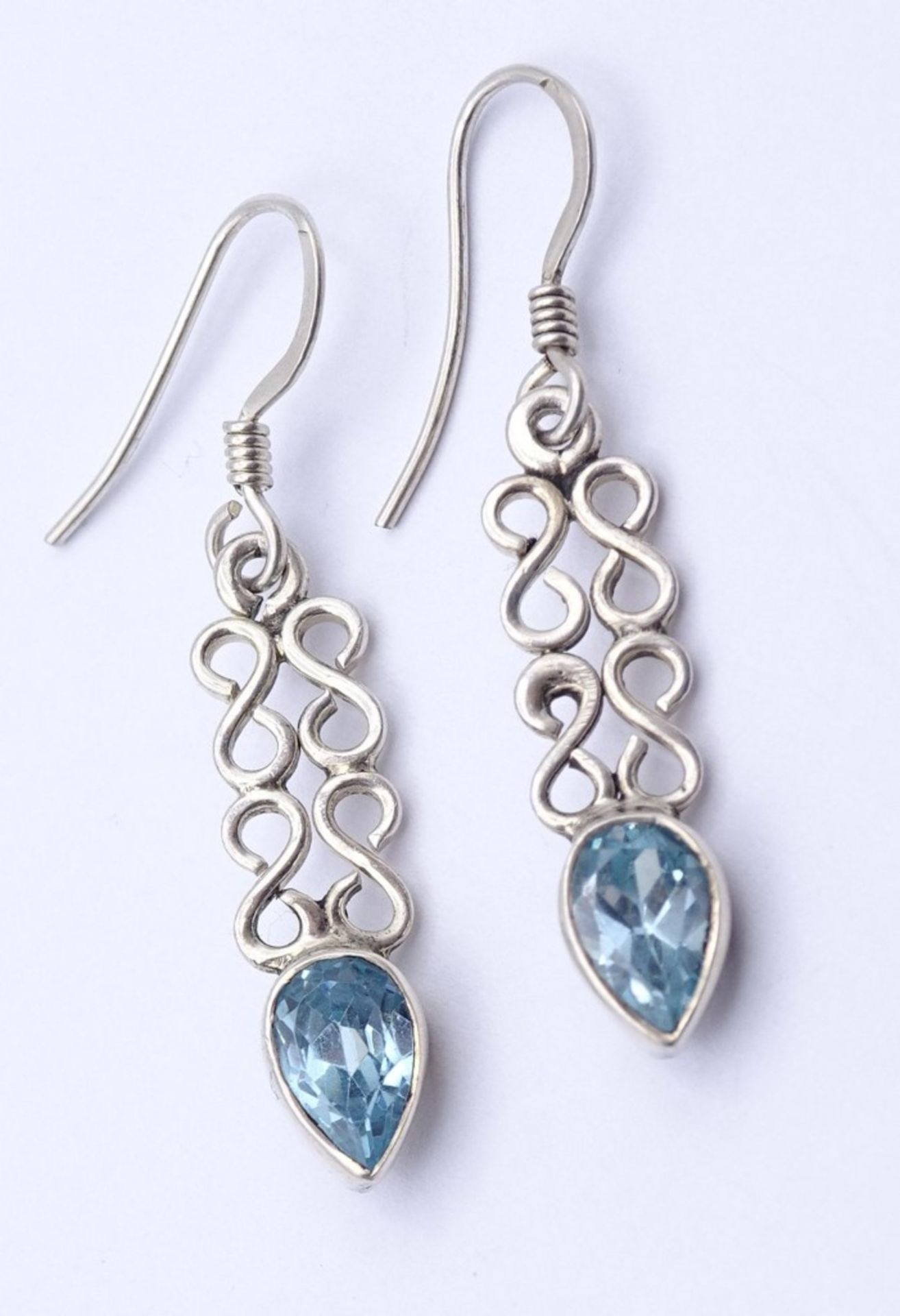 Paar Ohrhänger mit tropfenförmigen facc.hellblauen Edelsteinen,Sterling Silber 0.925 L- 3,8cm,