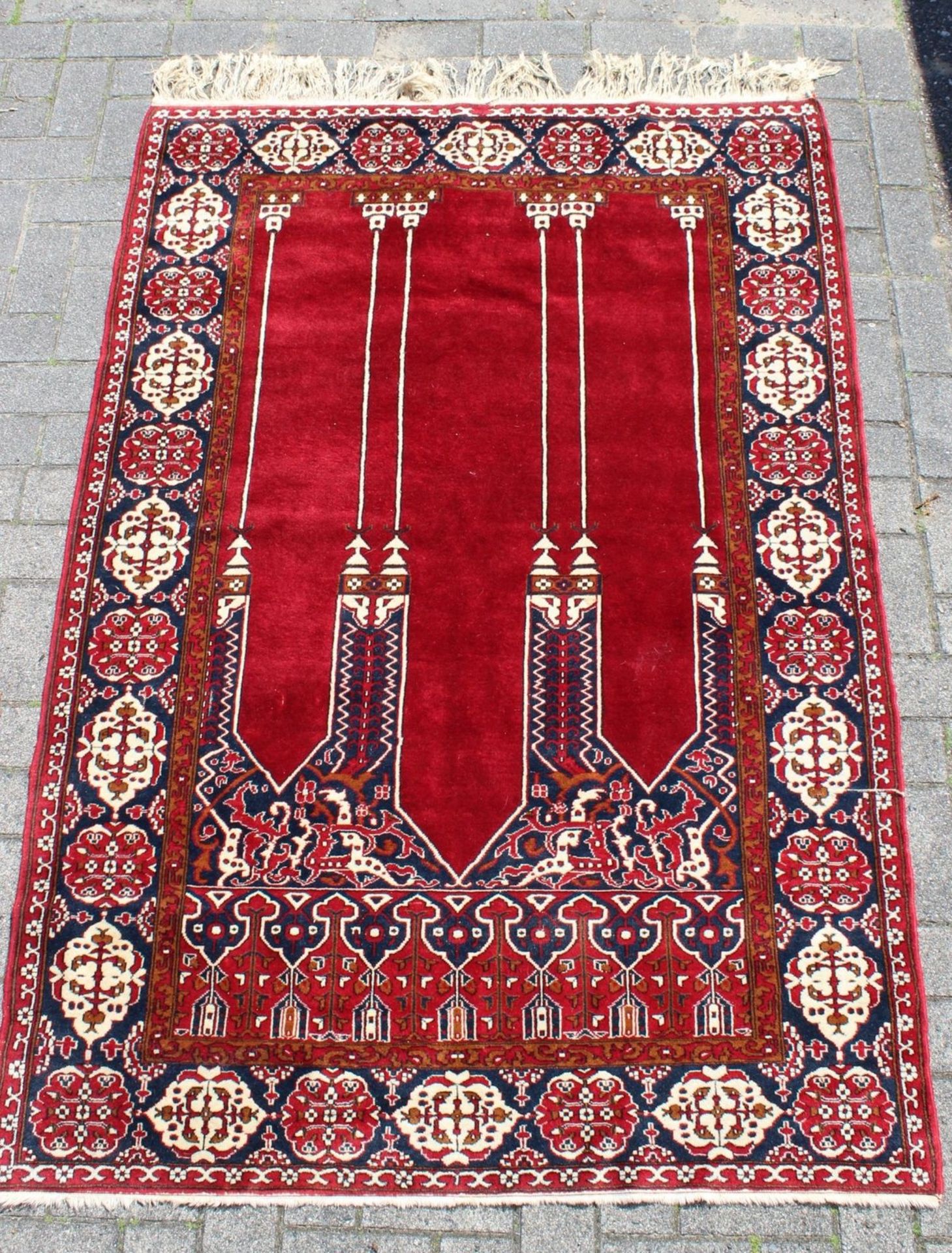 Orientteppich, älter, rotgrundig, ca. 200 x 130cm. 