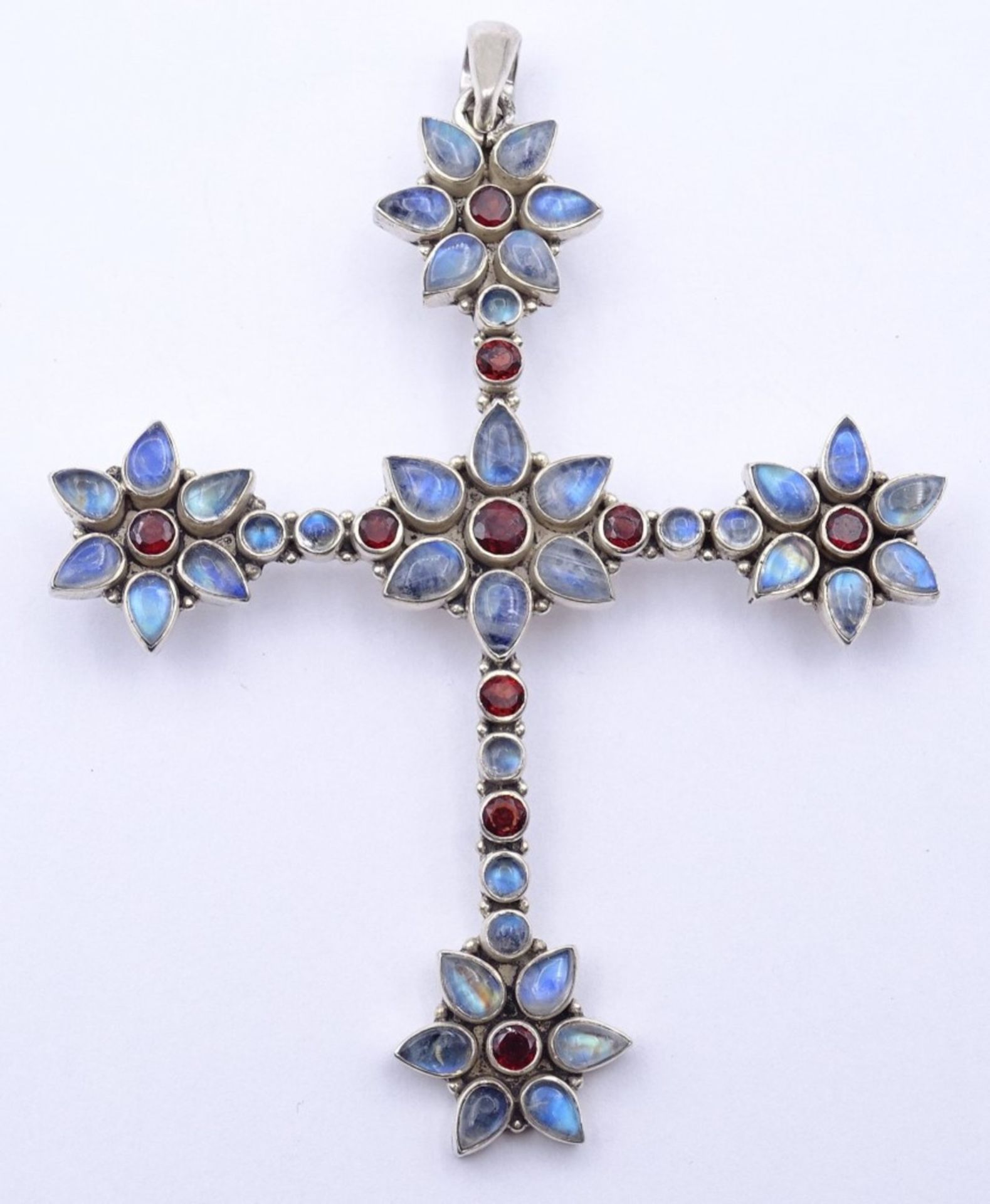 Großes Brustkreuz in Silber, mit rund facc. Granate und 38 Mondsteinen, L- 8,4 cm, 12,7 g. - Image 2 of 4