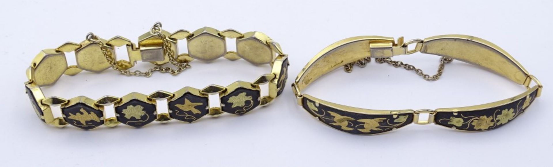 zwei goldfarbene Armbänder mit Tier und Blumenmotiven - Image 2 of 4