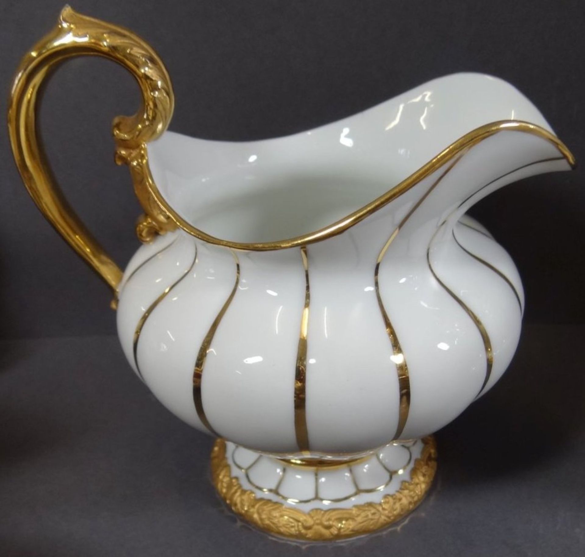 Meissen Prunk Kaffeeservice, weiss/gold, X-Form um 1920, Vitrinen-Erhaltung mit minimalsten - Bild 4 aus 10