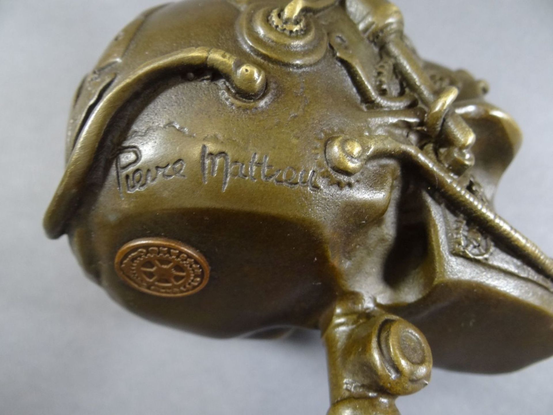 Pierre MATHIEU (XX) "Totenkopf" Bronze auf Marmorsockel, H-19 cmpolychr. Bemalung in Unterglasurfarb - Bild 9 aus 10