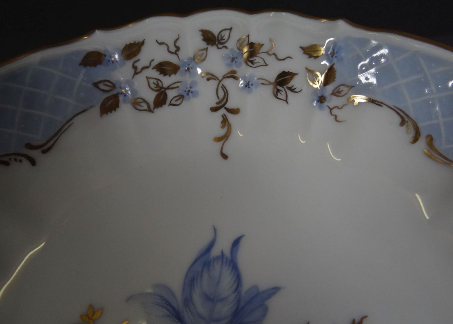 Tafelaufsatz, blaue Blumen mit Gold, wohl "Kaiser", selbes Malerzeichen wie vorher, mit Widmung - Image 4 of 8