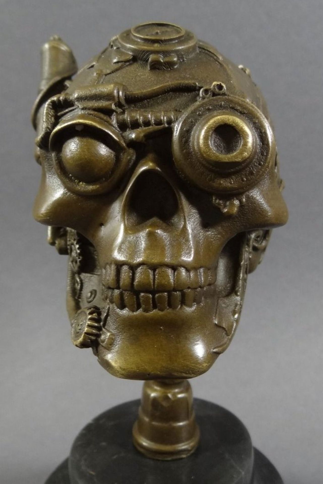 Pierre MATHIEU (XX) "Totenkopf" Bronze auf Marmorsockel, H-19 cmpolychr. Bemalung in Unterglasurfarb - Bild 5 aus 10