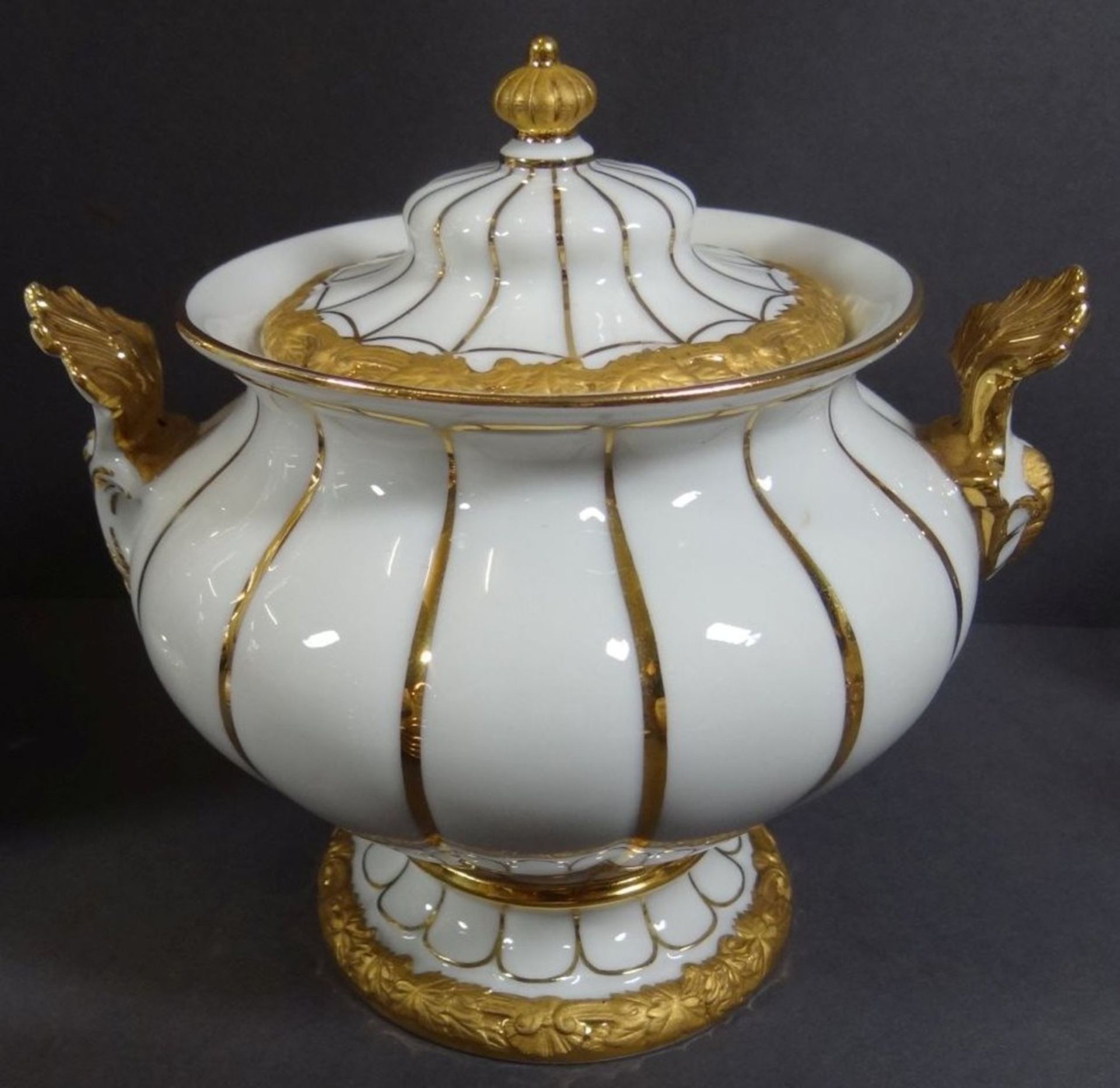 Meissen Prunk Kaffeeservice, weiss/gold, X-Form um 1920, Vitrinen-Erhaltung mit minimalsten - Bild 3 aus 10