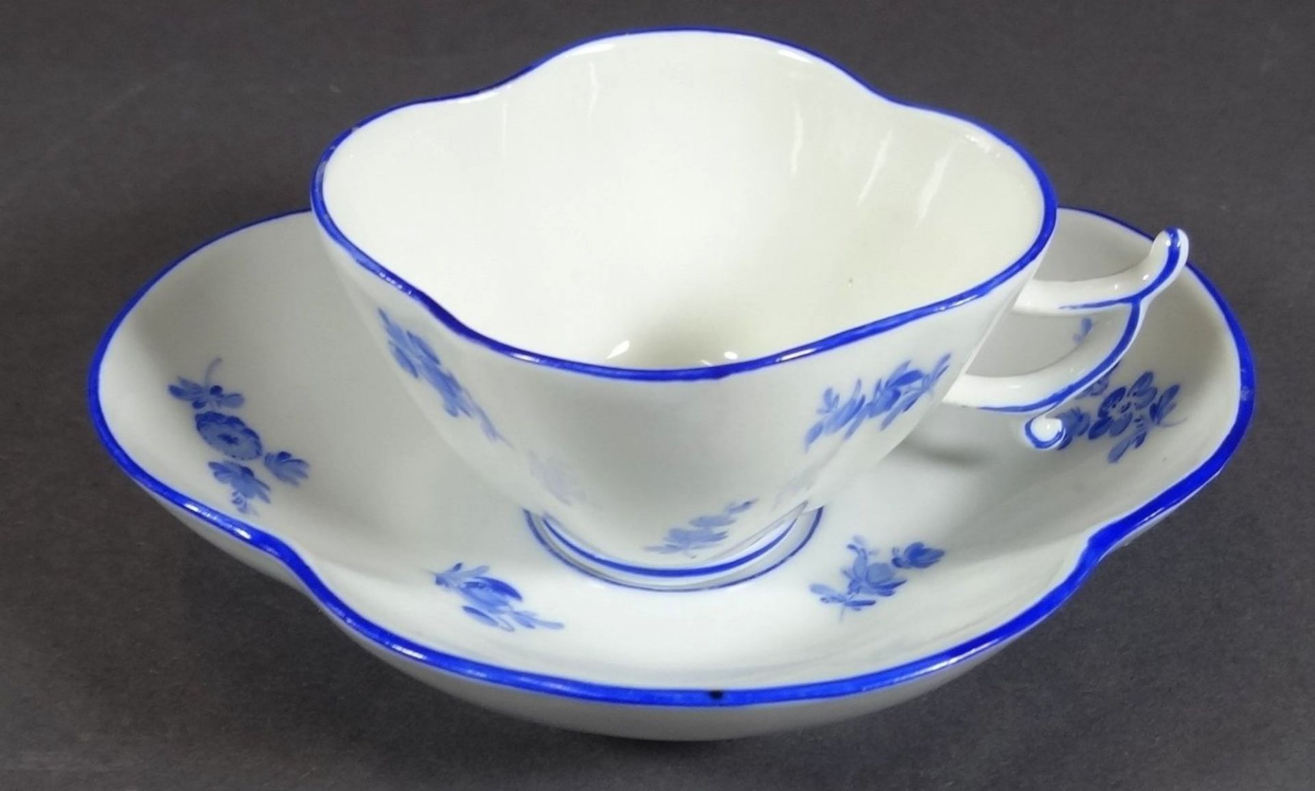 ovoide Mocca-Tasse mit U.T. "Meissen" mit Widmung auf der Unterseite, 1994, Schwerter durchschliffen - Bild 3 aus 8