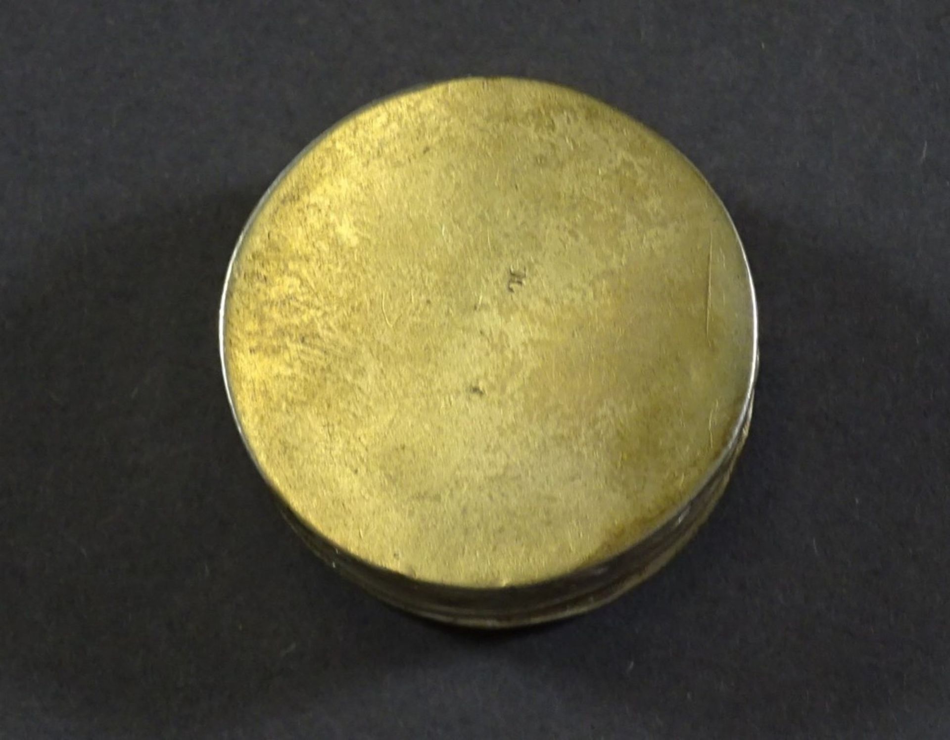kl. runde Pillendose,Silber 0.800, Wirtshausszene, D- 35mm, 25,5 g. - Image 4 of 5