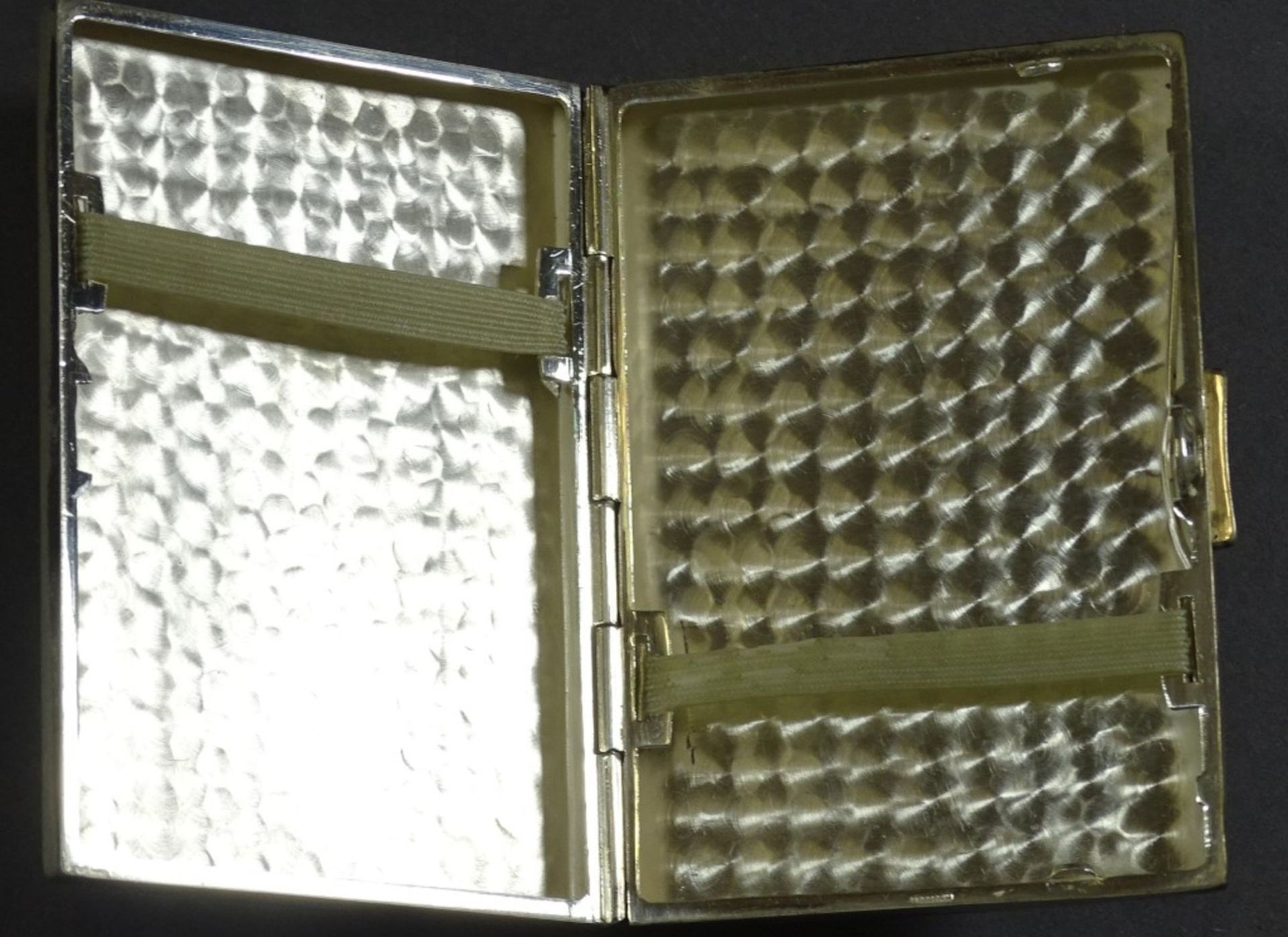 835er Silber Zigaretten Etui mit Hammerschlagdekor, 71 g., 57x81x12mm - Image 3 of 4