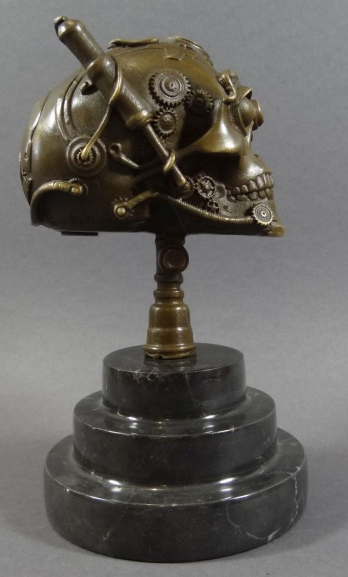 Pierre MATHIEU (XX) "Totenkopf" Bronze auf Marmorsockel, H-19 cmpolychr. Bemalung in Unterglasurfarb - Bild 3 aus 10