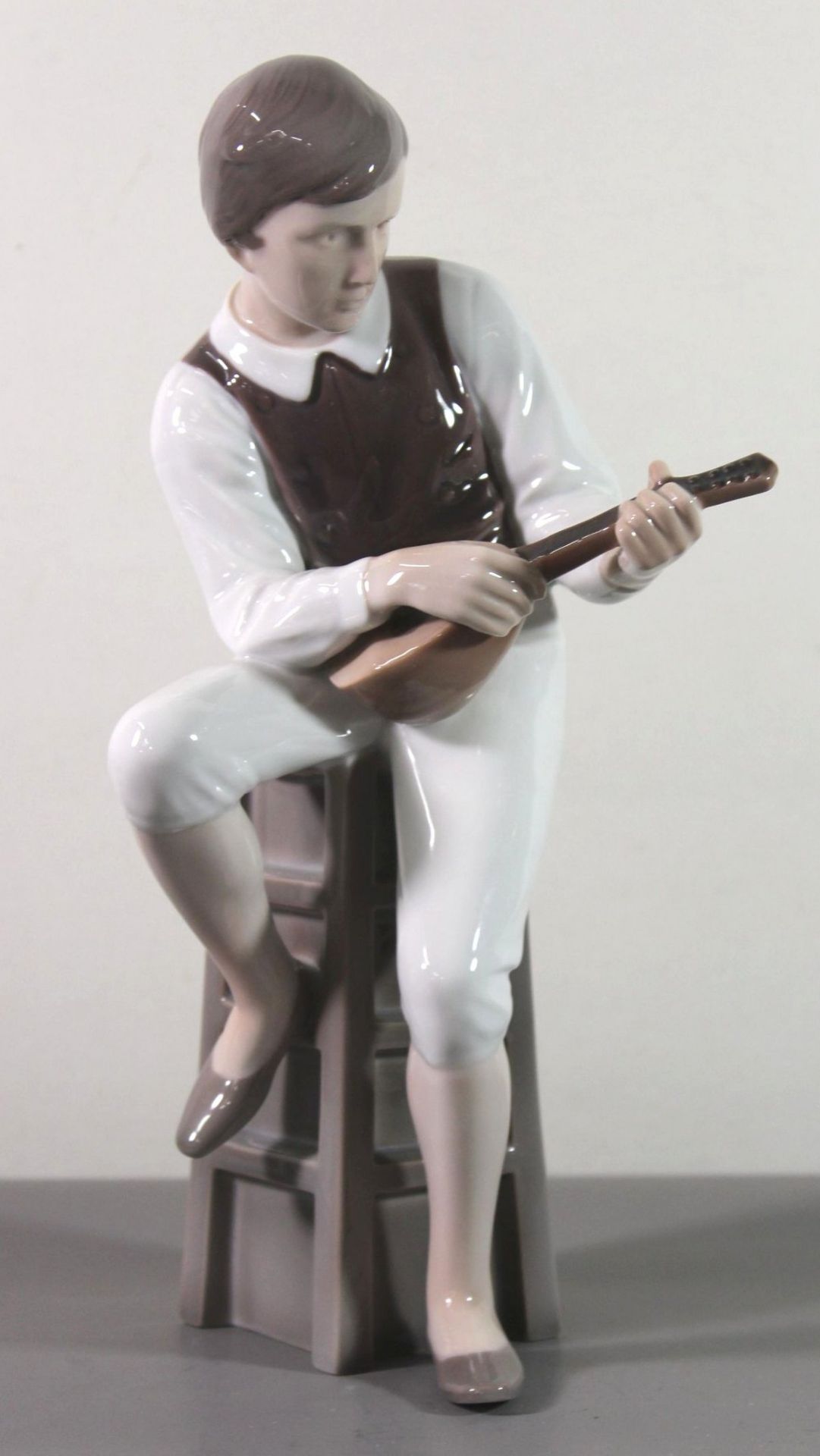 Mandolinenspieler, Bing & Gröndahl, Entw. Ingeborg Plockross-Irminger, Modellnr. 1600, H-28,5cm.