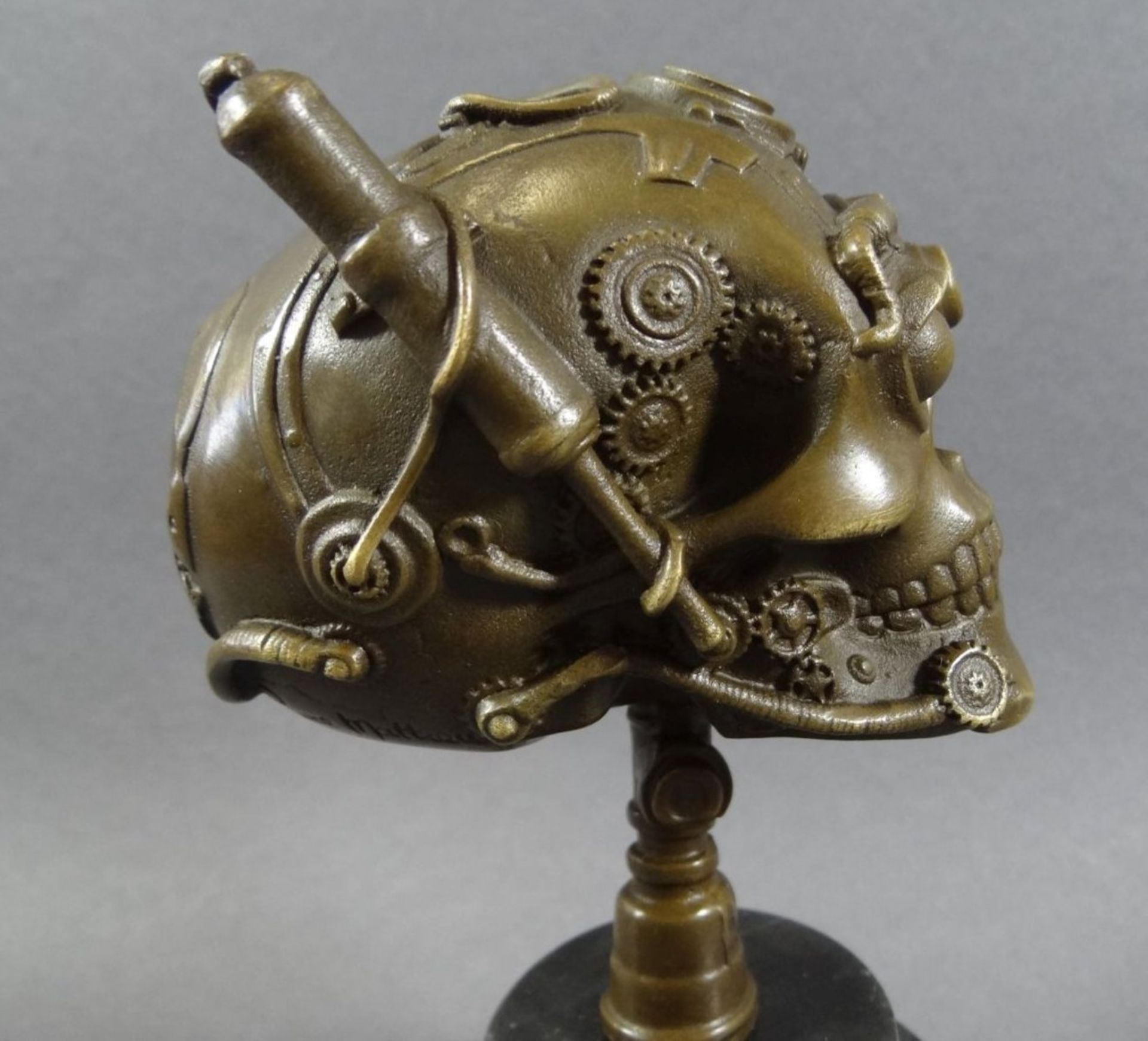 Pierre MATHIEU (XX) "Totenkopf" Bronze auf Marmorsockel, H-19 cmpolychr. Bemalung in Unterglasurfarb - Bild 4 aus 10