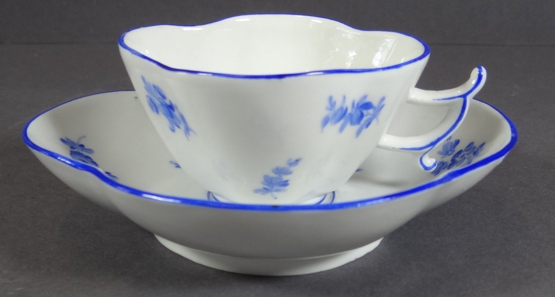 ovoide Mocca-Tasse mit U.T. "Meissen" mit Widmung auf der Unterseite, 1994, Schwerter durchschliffen