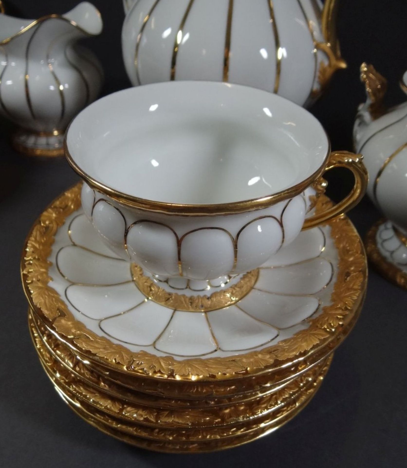 Meissen Prunk Kaffeeservice, weiss/gold, X-Form um 1920, Vitrinen-Erhaltung mit minimalsten - Image 5 of 10