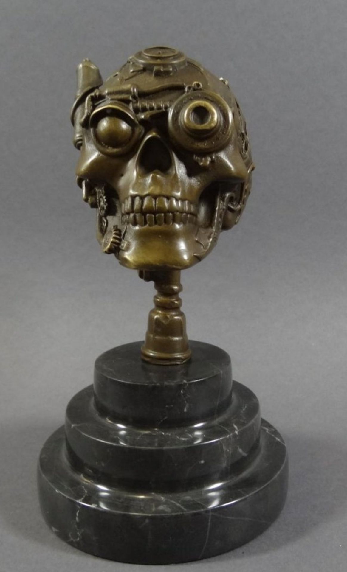 Pierre MATHIEU (XX) "Totenkopf" Bronze auf Marmorsockel, H-19 cmpolychr. Bemalung in Unterglasurfarb