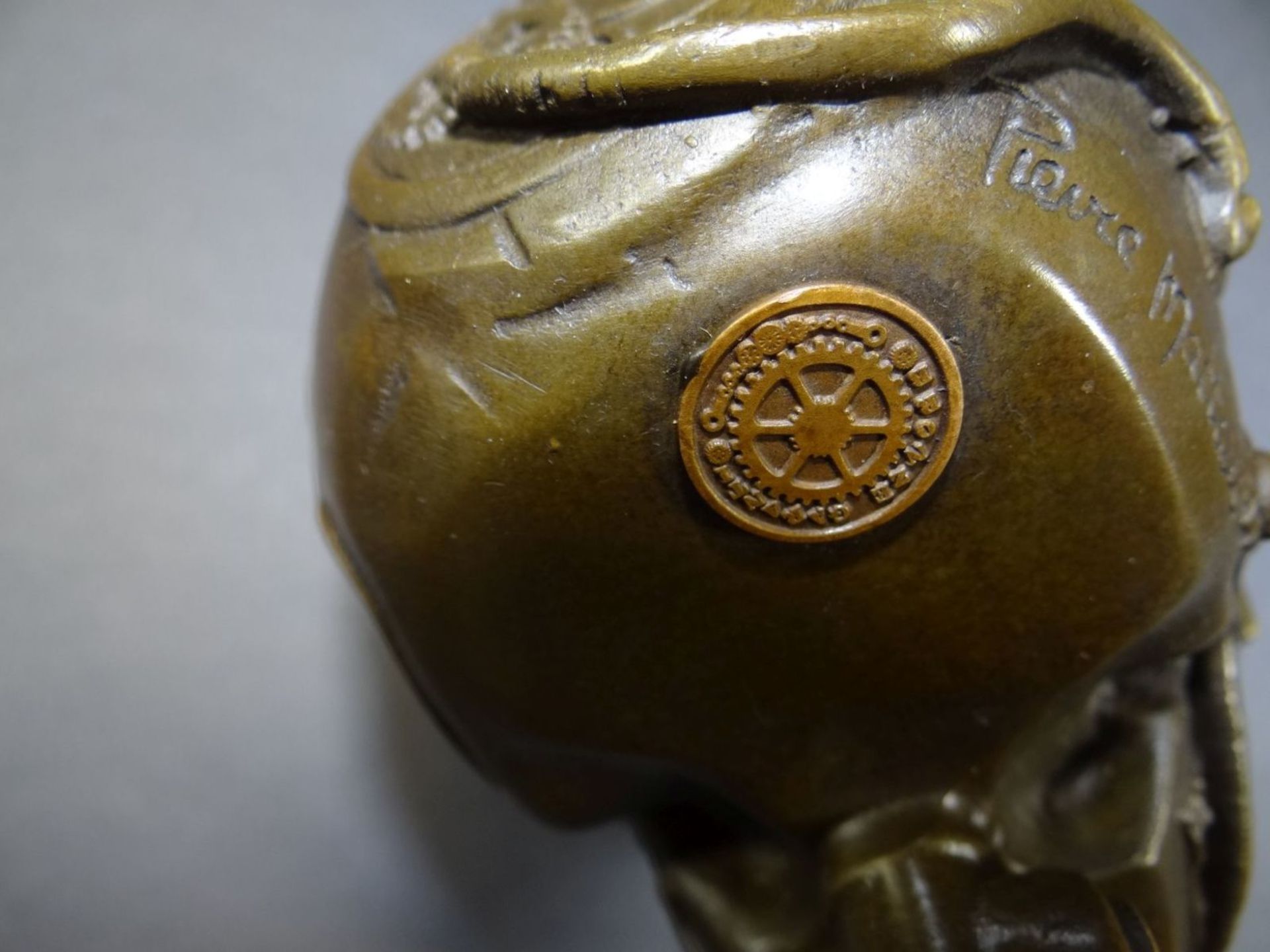 Pierre MATHIEU (XX) "Totenkopf" Bronze auf Marmorsockel, H-19 cmpolychr. Bemalung in Unterglasurfarb - Bild 10 aus 10
