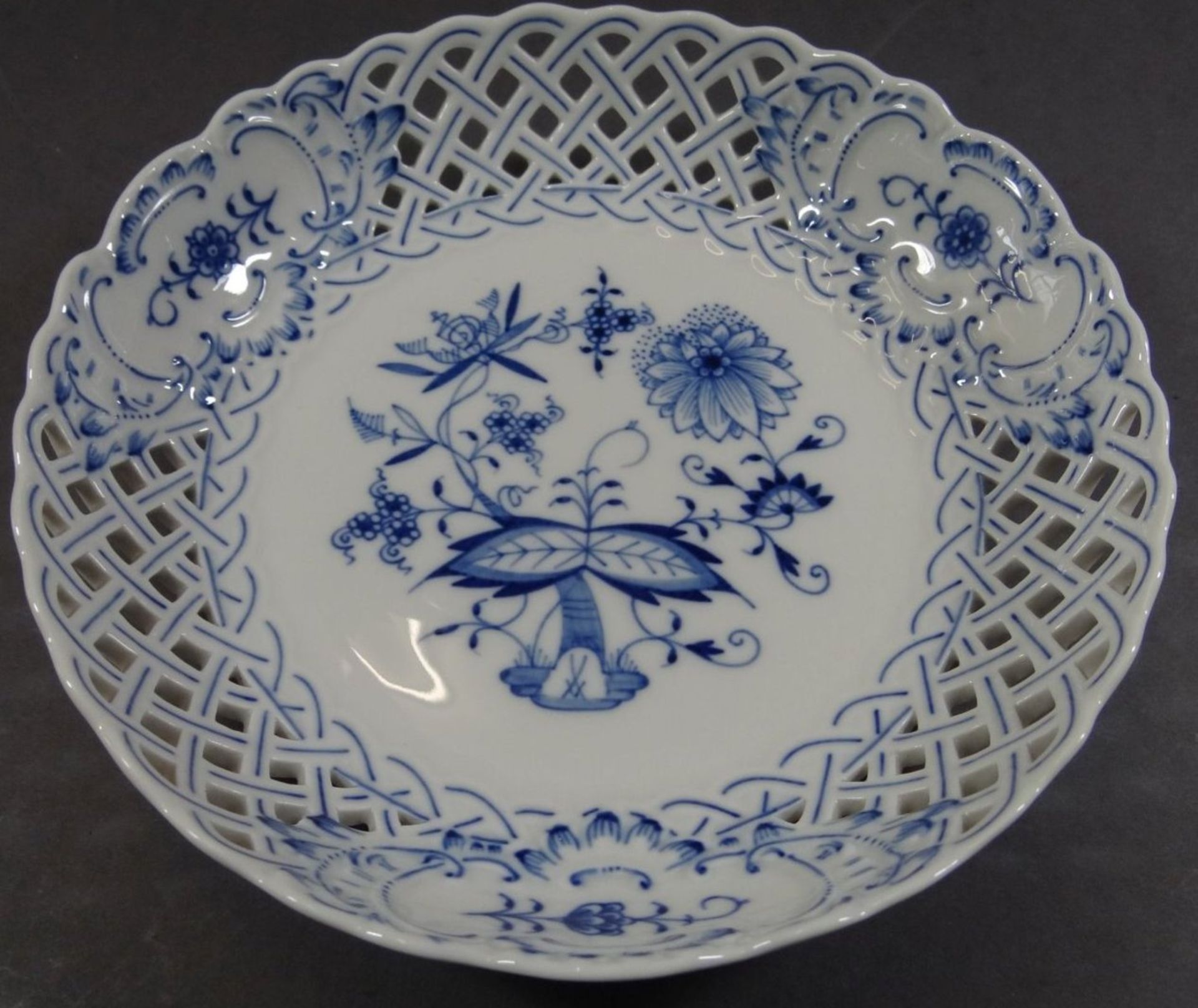  runde Korbschale "Meissen" Zwiebelmuster, 1.Wahl, H-4,5 cm, D-21 cm