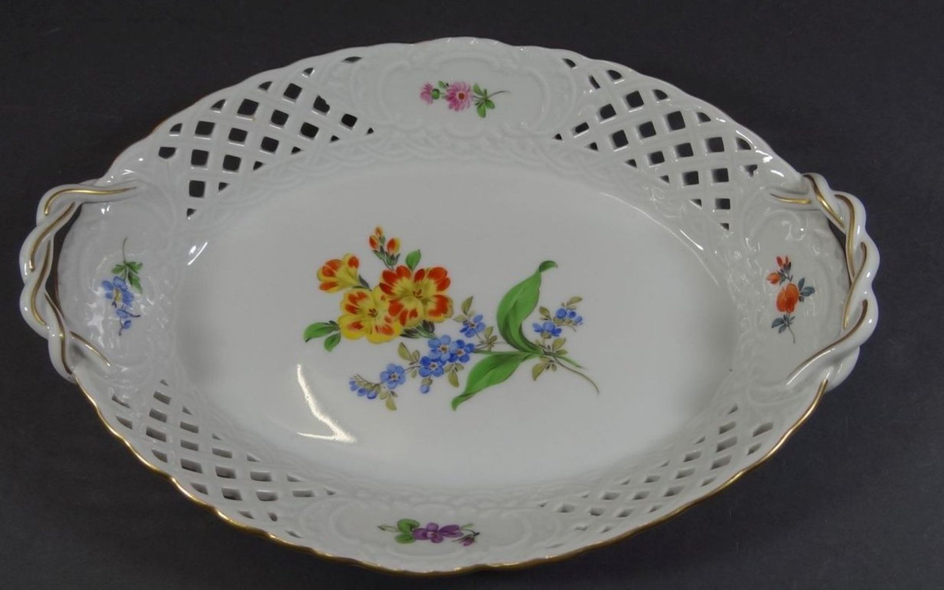 ovale Schale mit Durchbruchrand "Meissen", Blumen, Schwerter durchschliffen, H-6 cm, 25x18 cm