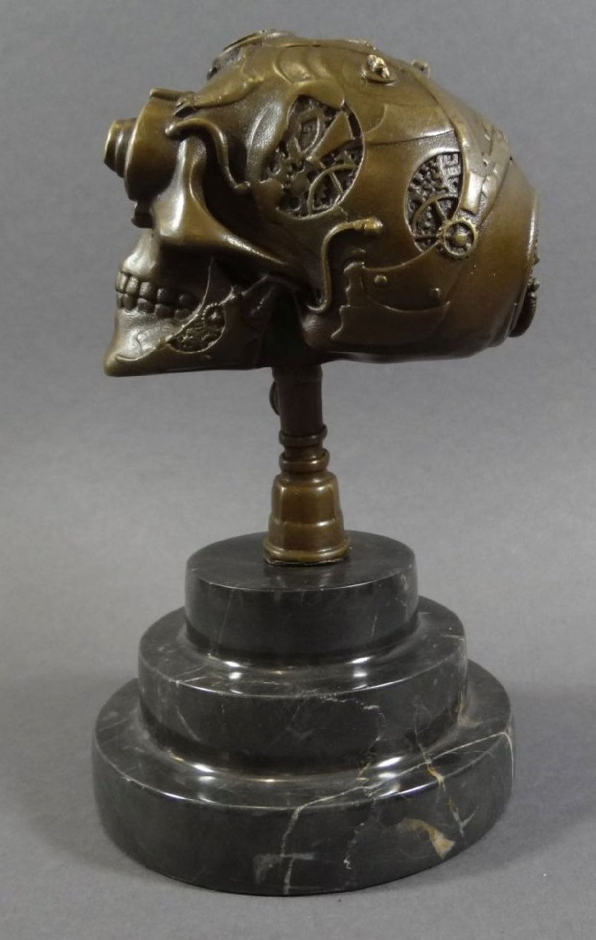 Pierre MATHIEU (XX) "Totenkopf" Bronze auf Marmorsockel, H-19 cmpolychr. Bemalung in Unterglasurfarb - Bild 6 aus 10