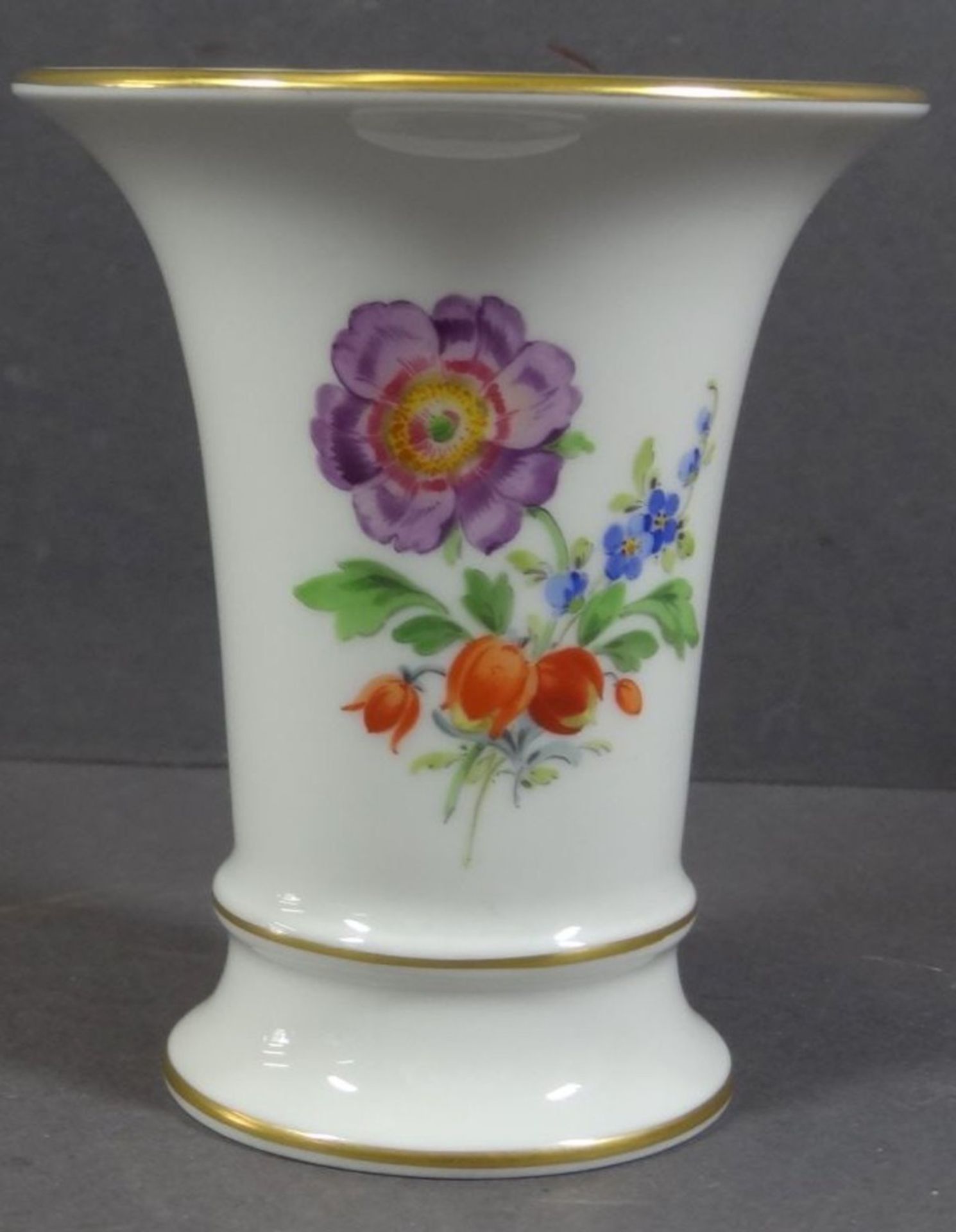 kl. Trichter-Meissen Vase, Blumenbemalung, H-10 cm, 1.Wahl