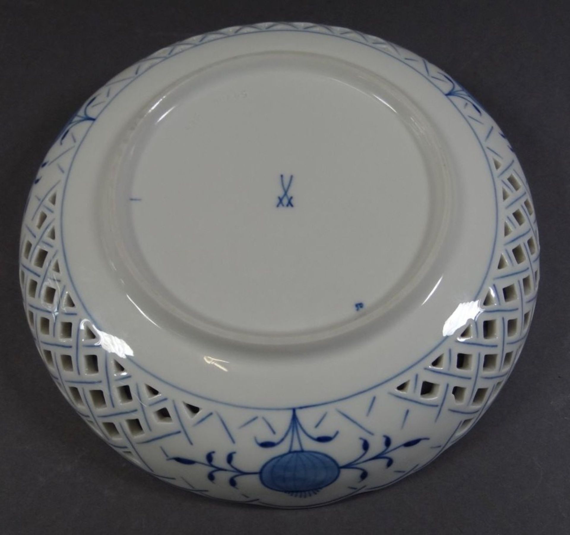 runde Korbschale "Meissen" Zwiebelmuster, 1.Wahl, H-4,5 cm, D-21 cm - Image 5 of 6