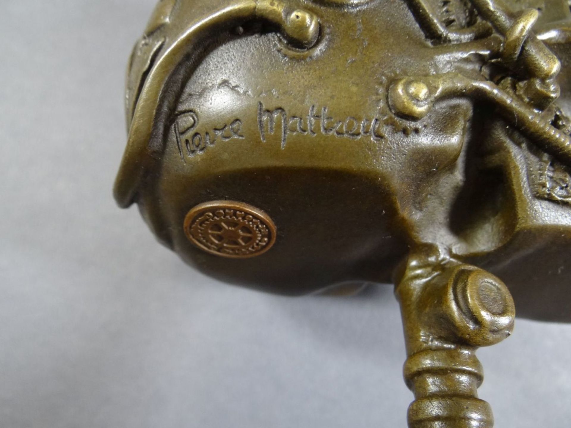 Pierre MATHIEU (XX) "Totenkopf" Bronze auf Marmorsockel, H-19 cmpolychr. Bemalung in Unterglasurfarb - Bild 2 aus 10