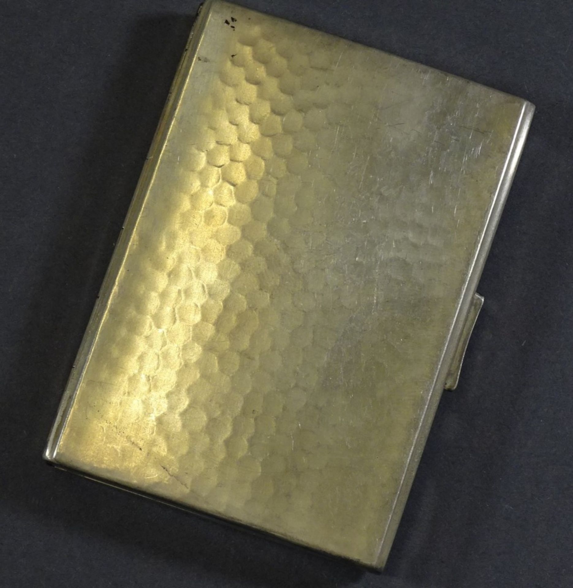 835er Silber Zigaretten Etui mit Hammerschlagdekor, 71 g., 57x81x12mm