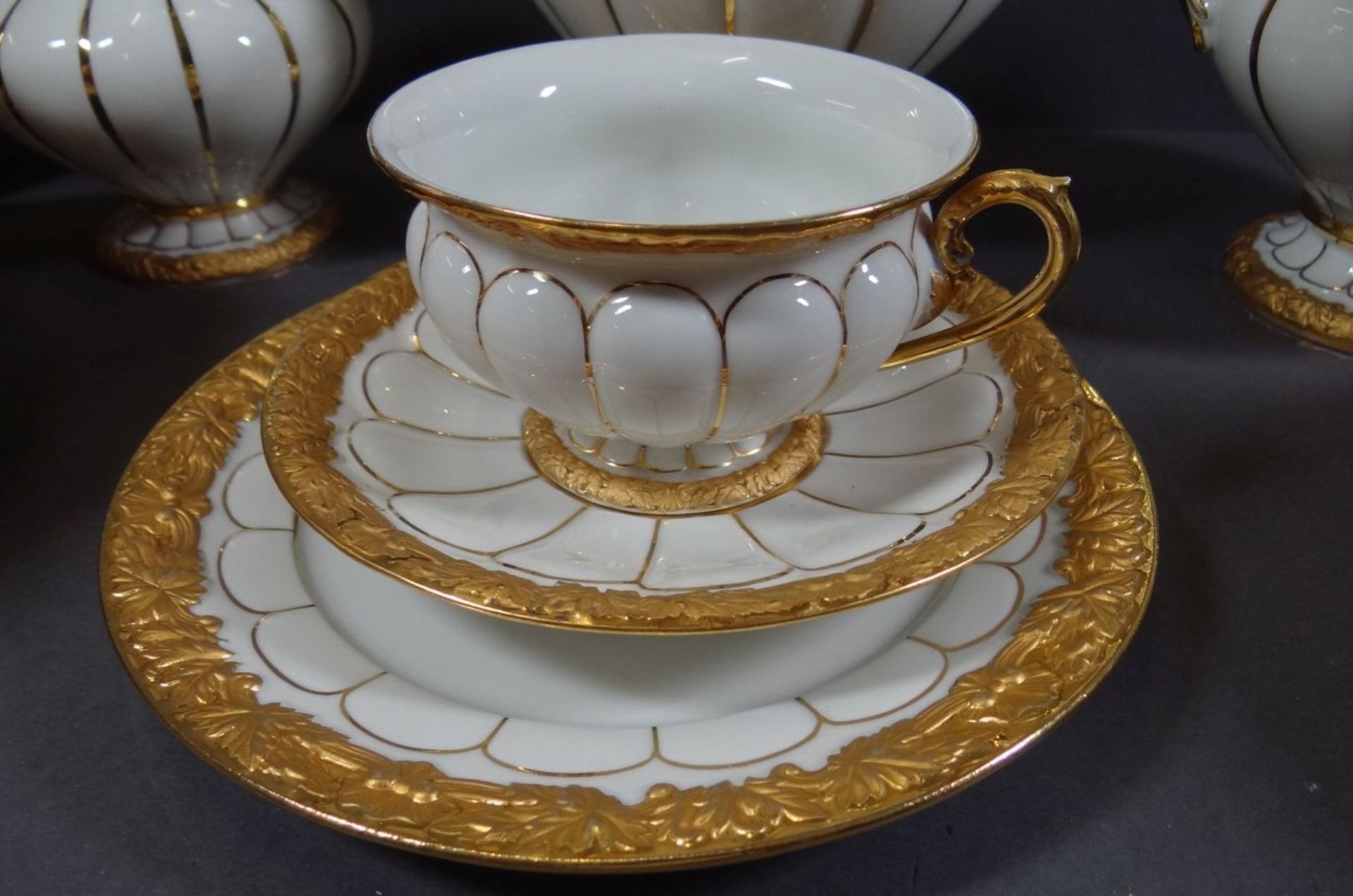 Meissen Prunk Kaffeeservice, weiss/gold, X-Form um 1920, Vitrinen-Erhaltung mit minimalsten - Image 6 of 10