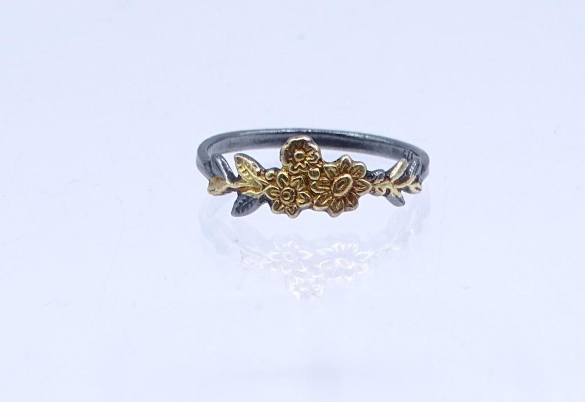 Sterling Silber-Ring in floraler Form, vergoldete florale Verzierung, 1,0 gr., RG 52 - Bild 2 aus 4