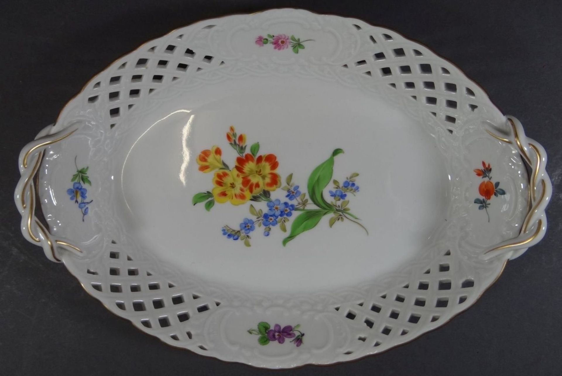 ovale Schale mit Durchbruchrand "Meissen", Blumen, Schwerter durchschliffen, H-6 cm, 25x18 cm - Bild 3 aus 8