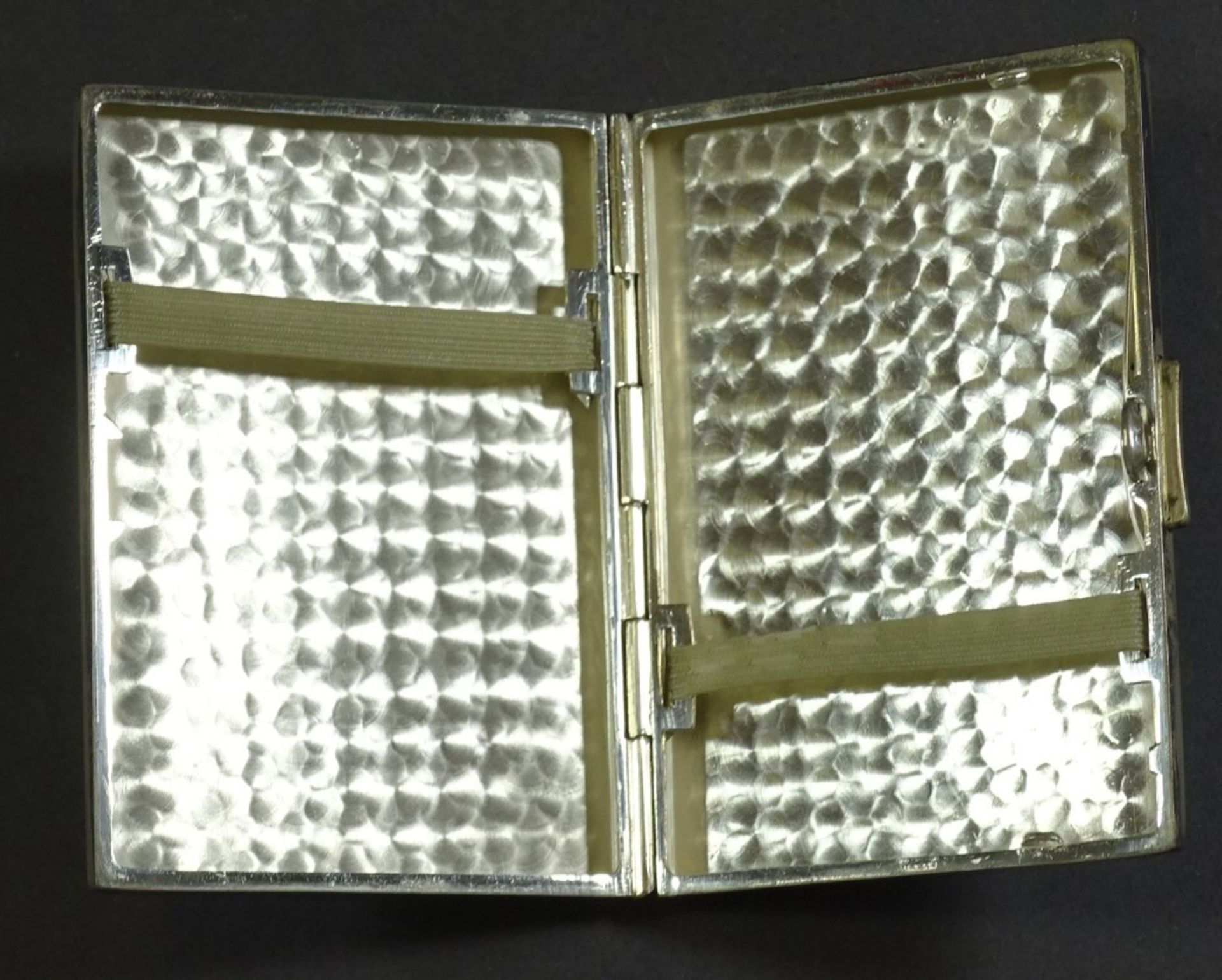 835er Silber Zigaretten Etui mit Hammerschlagdekor, 71 g., 57x81x12mm - Image 4 of 4