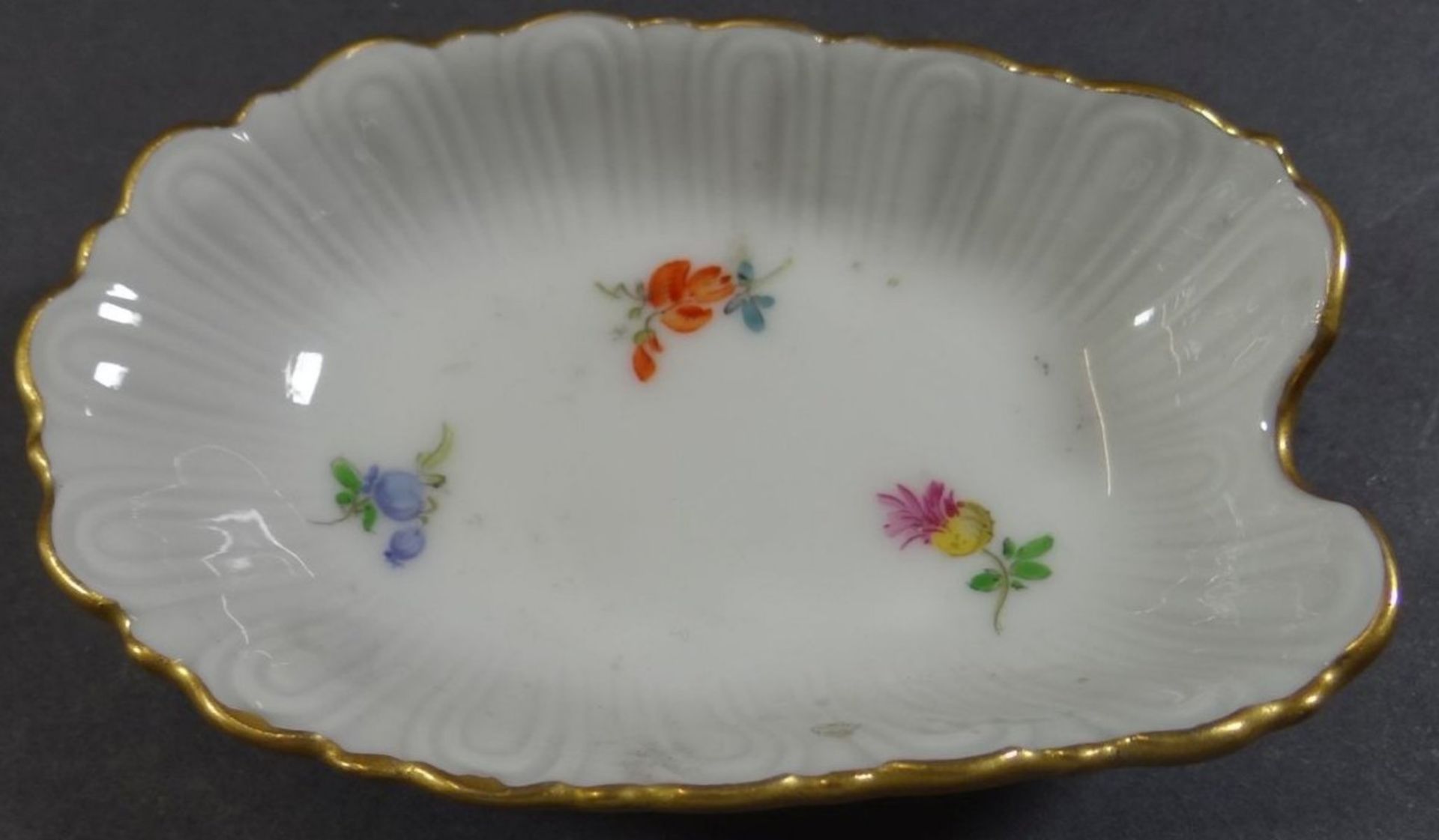 kl. ovale Schale mit Streublümchen, Meissen, Schwerter durchschliffen, 8,5x5,5 cm