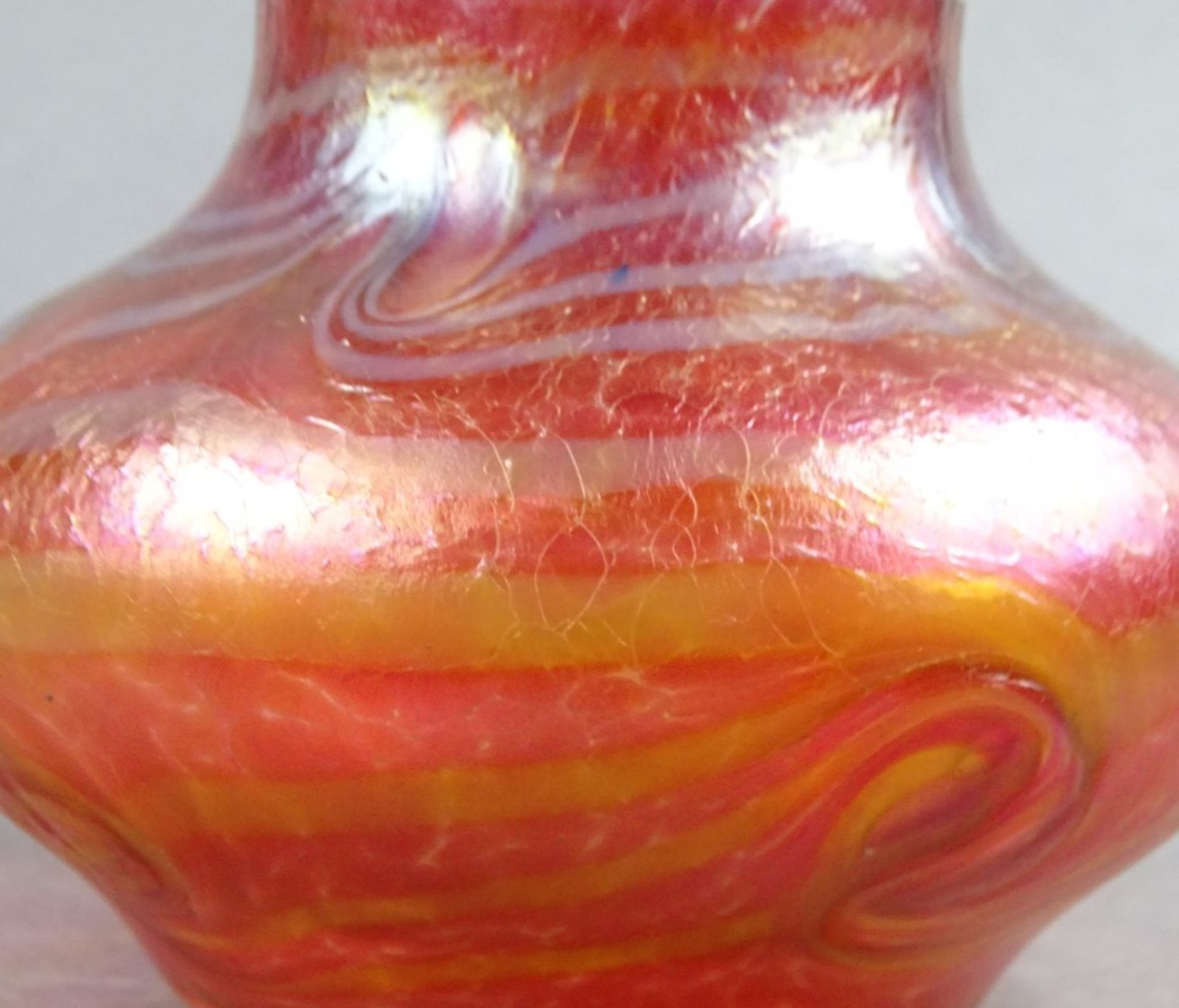 Vase aus zweifarbigem irisierenden Glas, Jugendstil, H. 9 cm, d. Bauch: 12,5 cm, wohl Entw. Fritz - Bild 6 aus 6