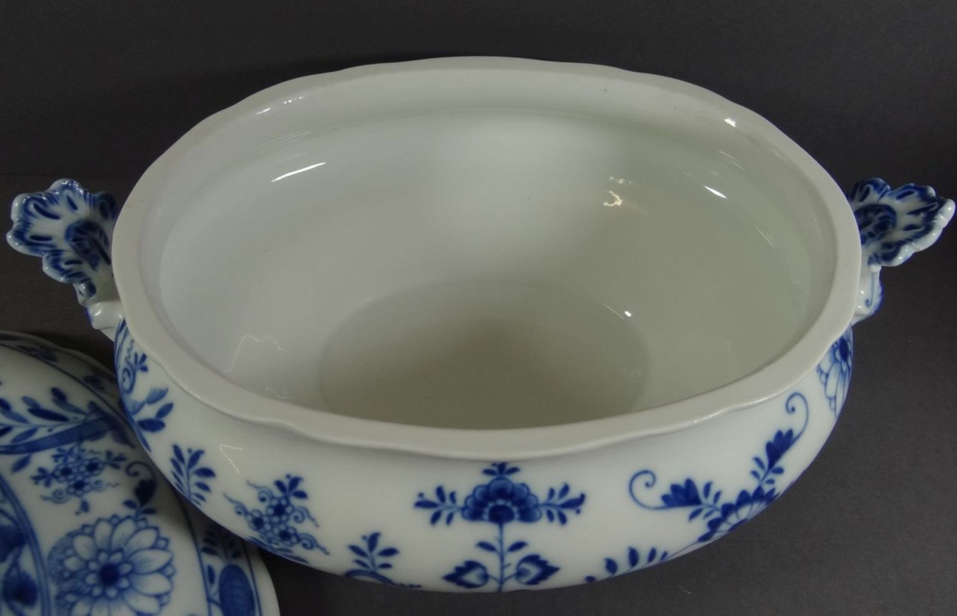 grosse ovale Terrine "Meissen" Zwiebelmuster, 1.Wahl, H-22 cm, 35x20 cm - Image 7 of 8