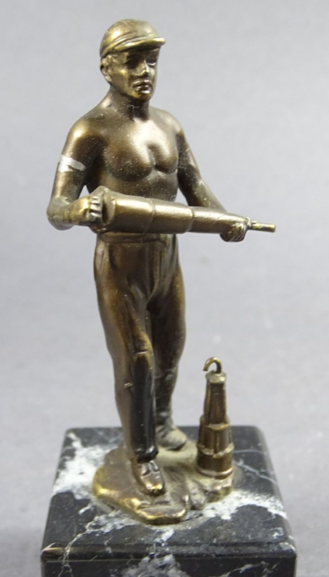 Statuette auf Steinsockel, Werksmann, 1930, H. 11,5 cm, Armbinde nicht mehr vorhanden, weitere - Image 2 of 5