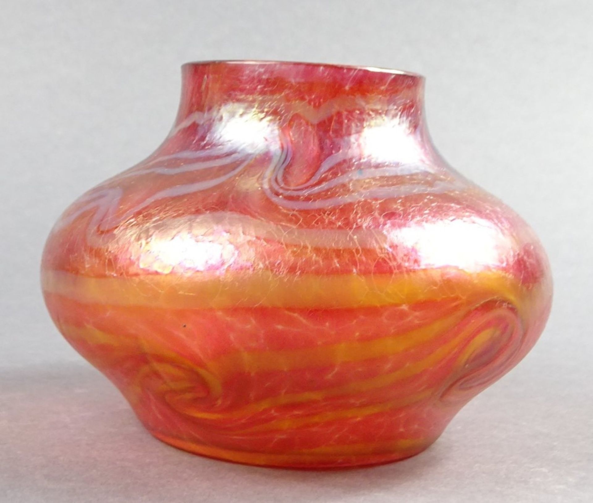Vase aus zweifarbigem irisierenden Glas, Jugendstil, H. 9 cm, d. Bauch: 12,5 cm, wohl Entw. Fritz
