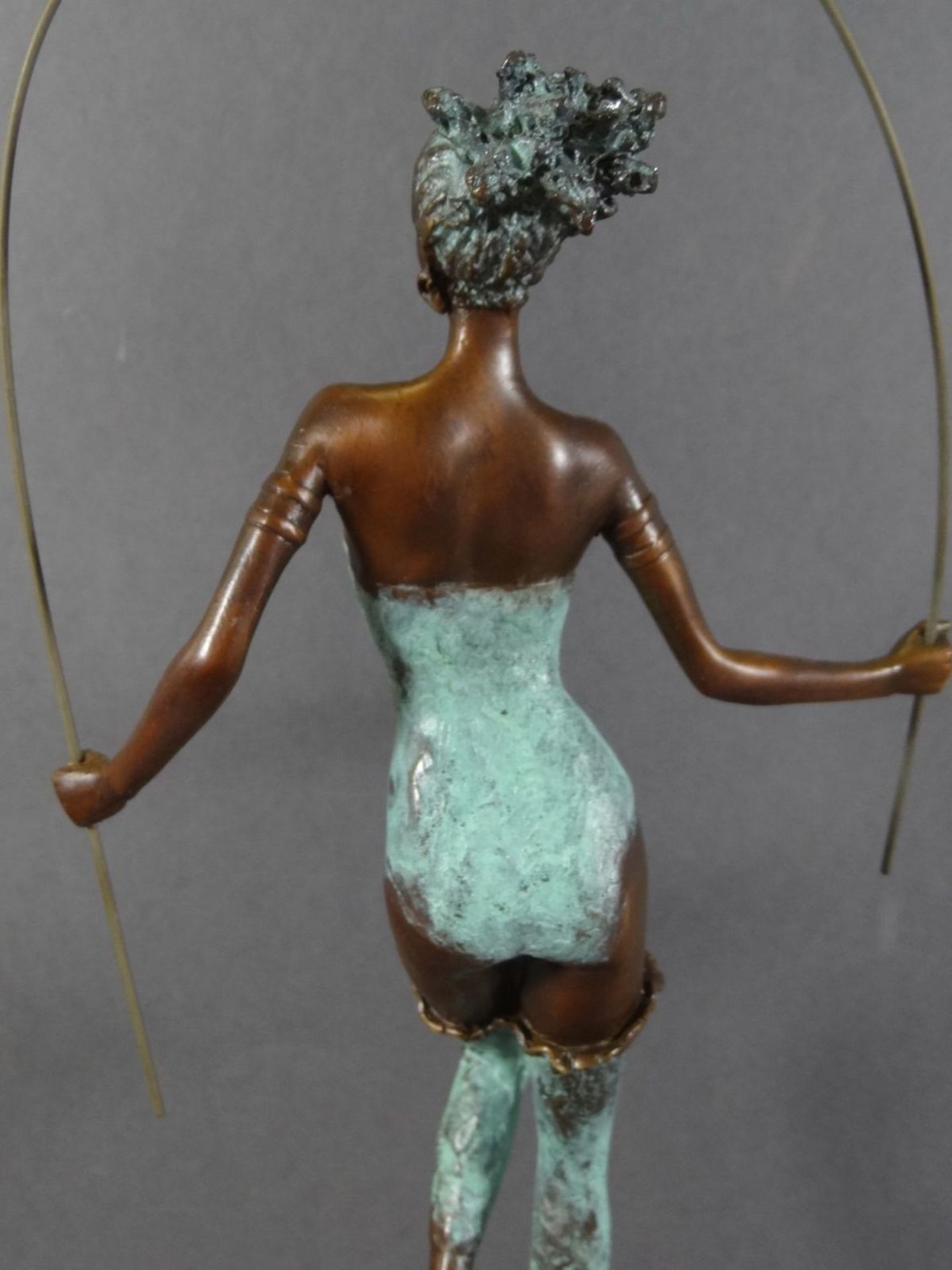 MILO (1955) "Seilspringerin", Bronze auf Marmor, H-33 cm - Image 7 of 10