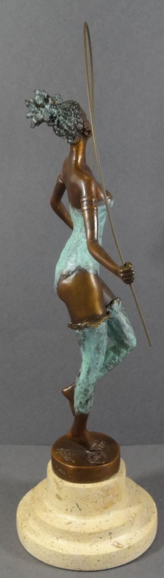 MILO (1955) "Seilspringerin", Bronze auf Marmor, H-33 cm - Image 5 of 10