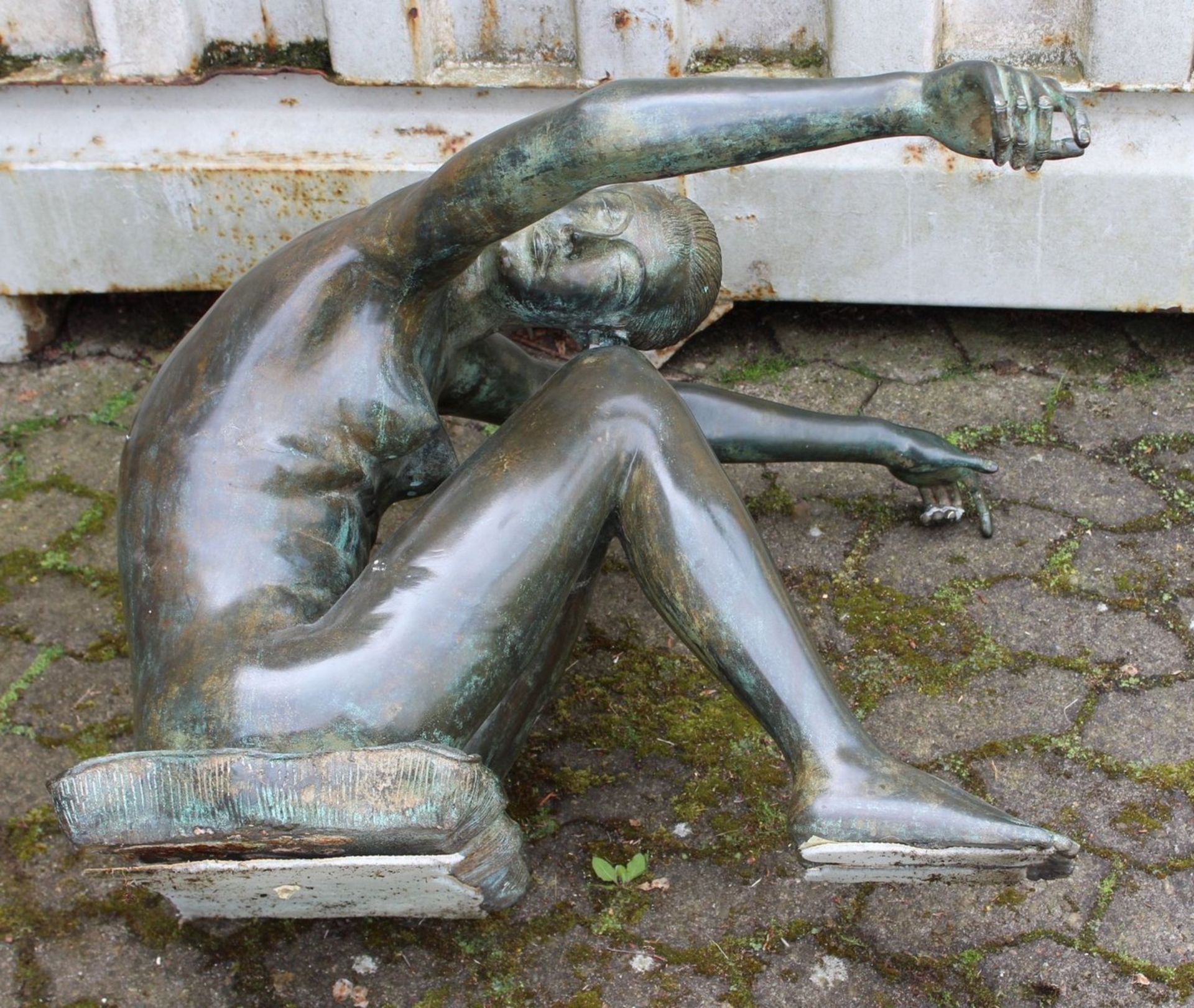 figürlicher Couch-Tisch, ovale Glasplatte gehalten von sitzender Nackten, Figur Bronze, - Image 8 of 9