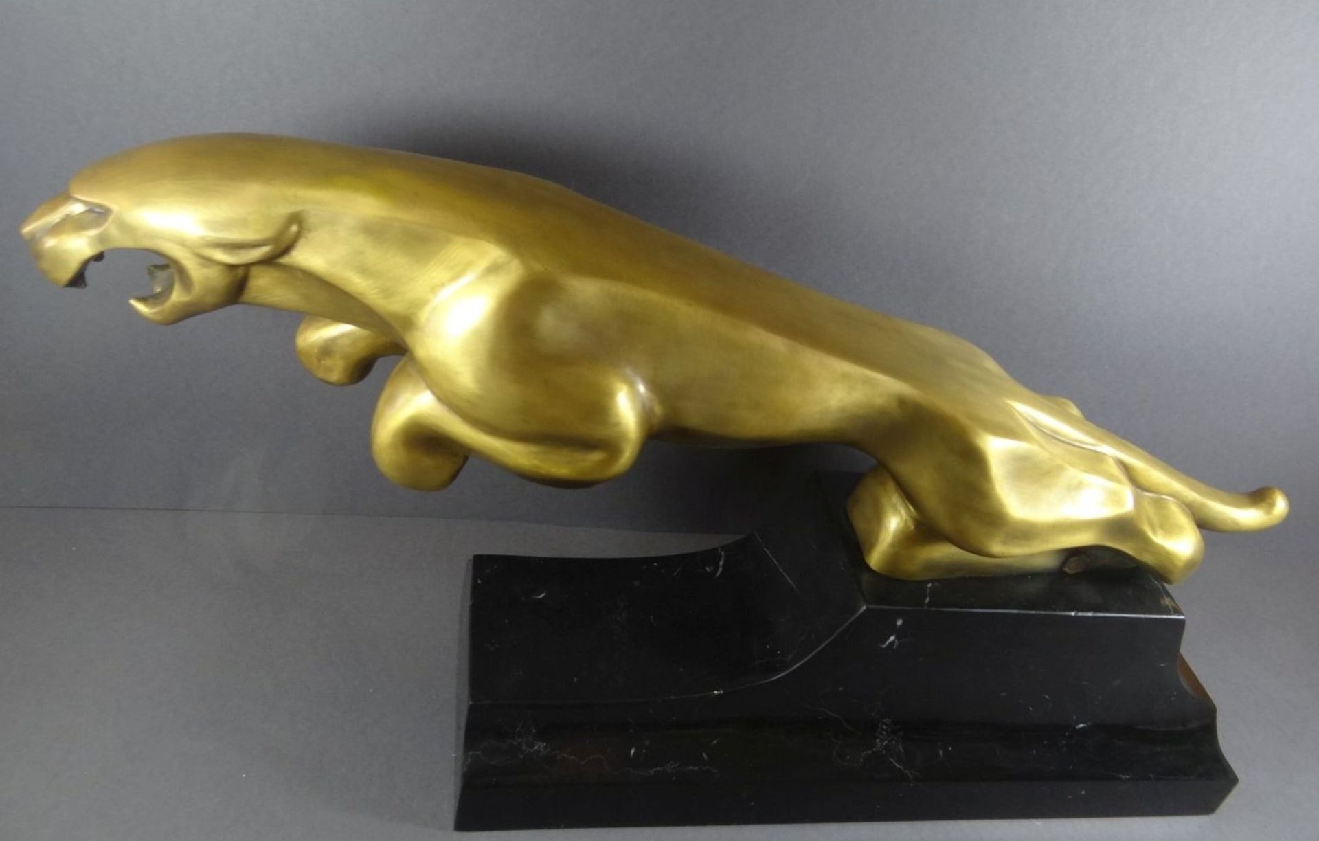 grosser springender Bronze-Jaguar, vergoldet, auf Marmorsockel, H-35 cm, L-60 cm, 23 kg., - Bild 2 aus 9